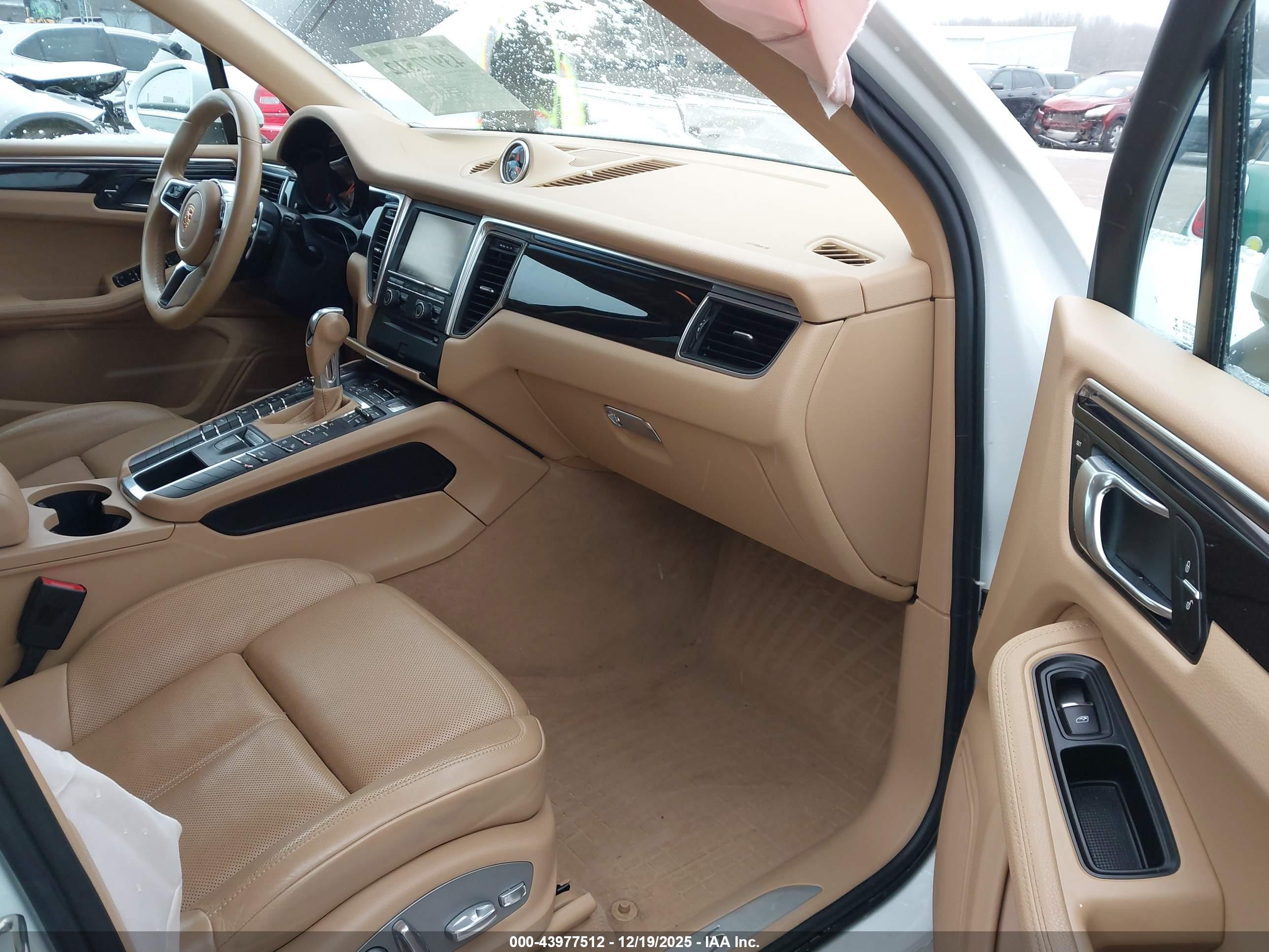 PORSCHE MACAN image 5