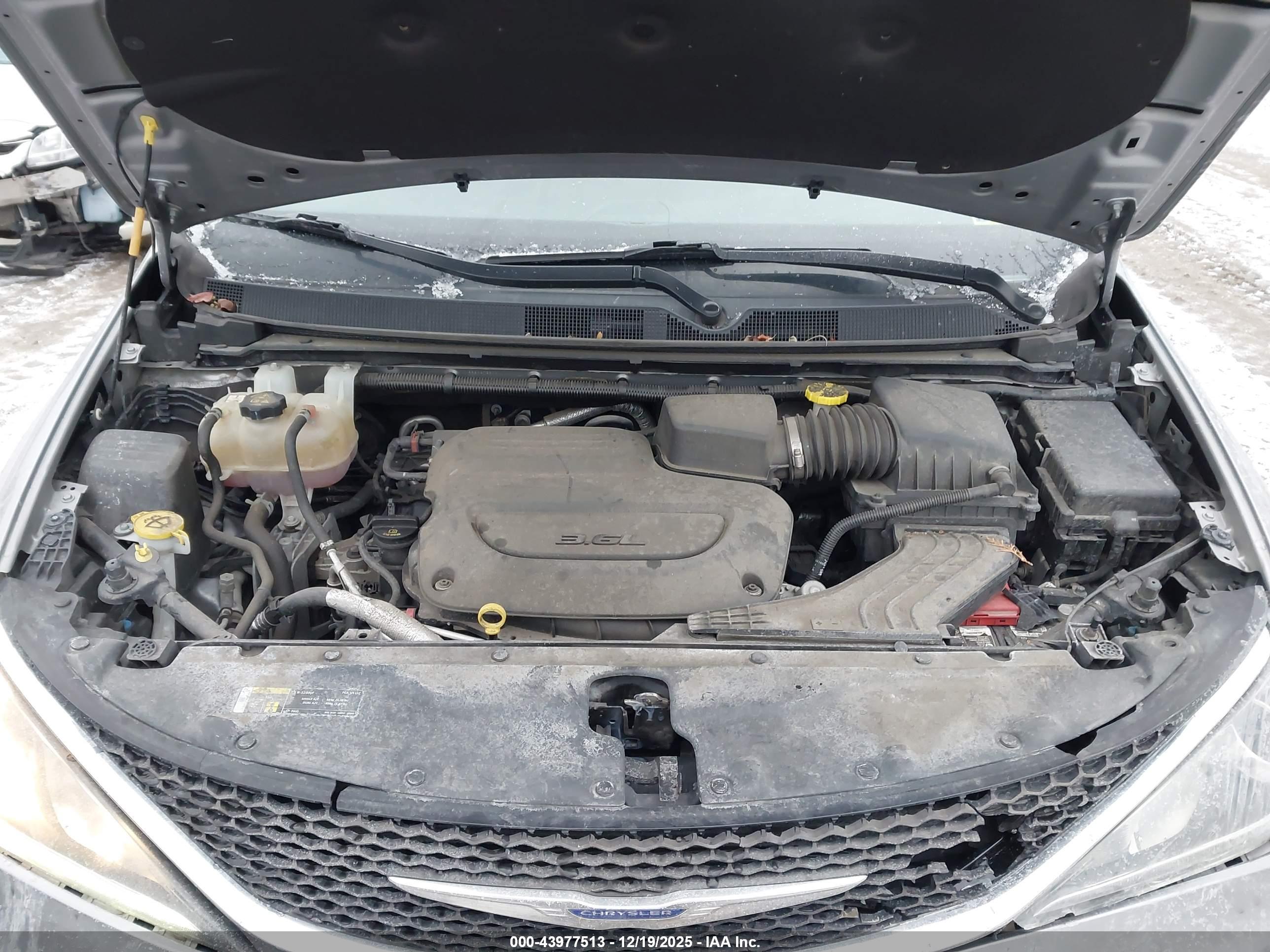 CHRYSLER PACIFICA image 10