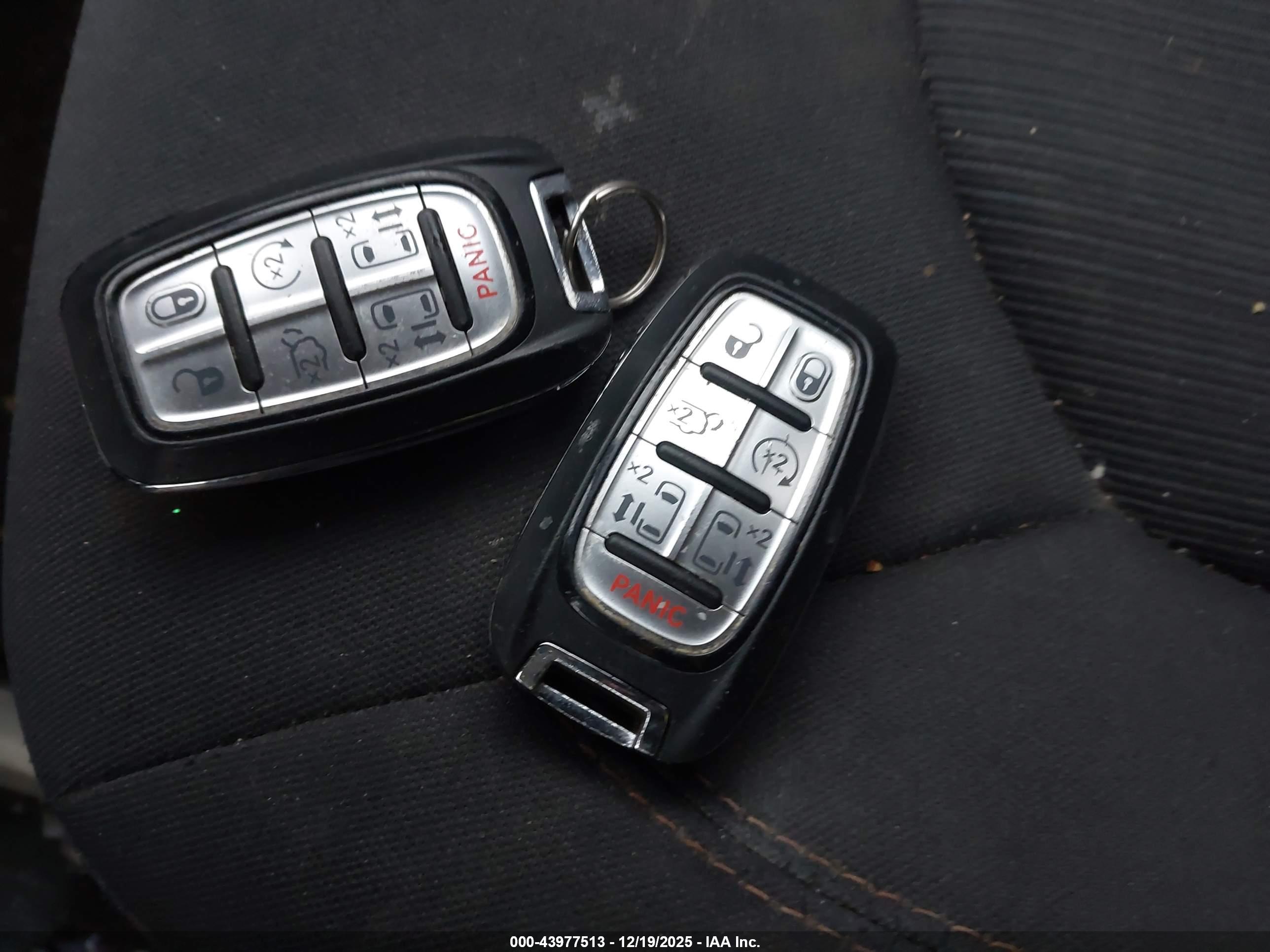 CHRYSLER PACIFICA image 11