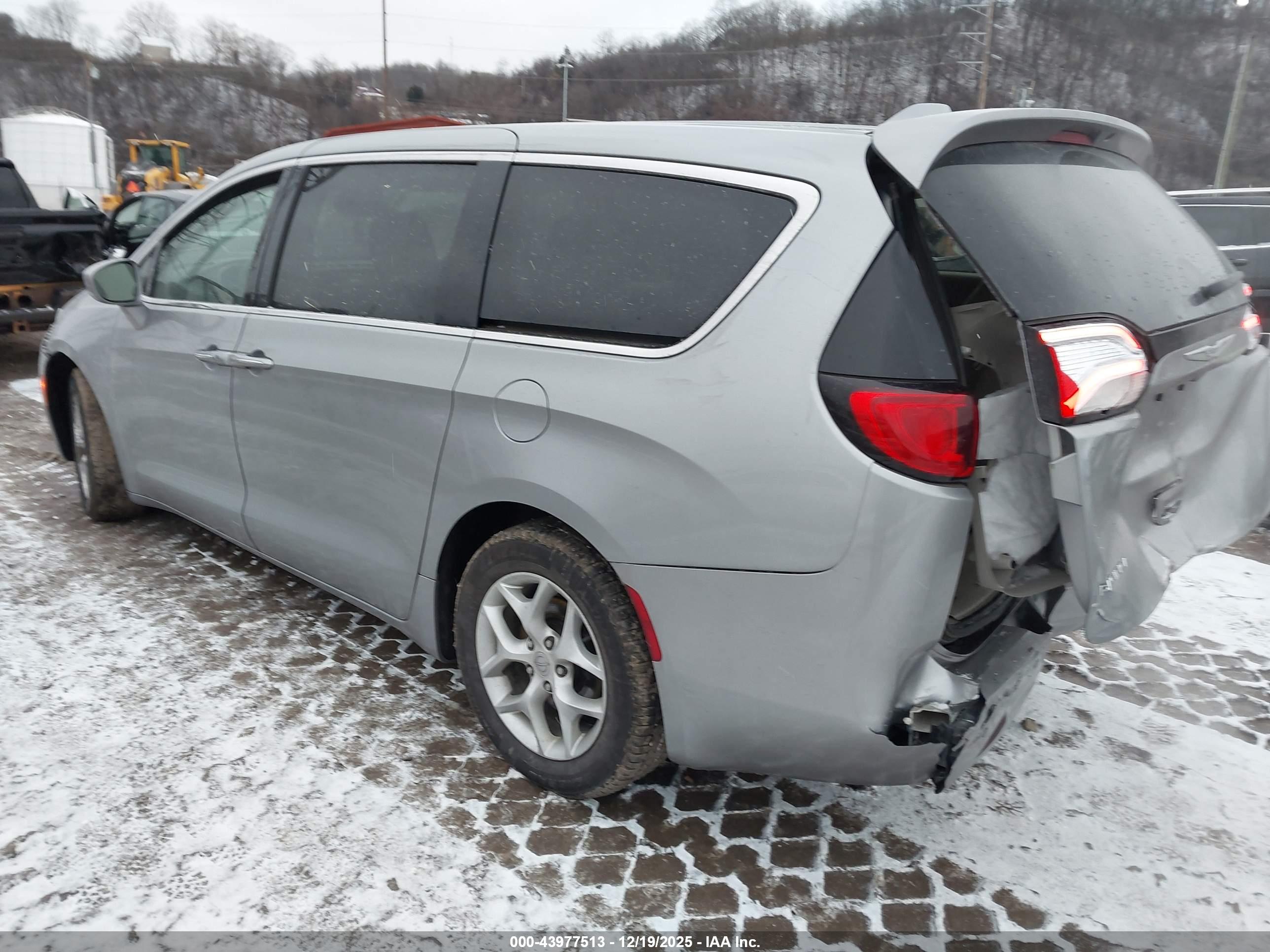 CHRYSLER PACIFICA image 3