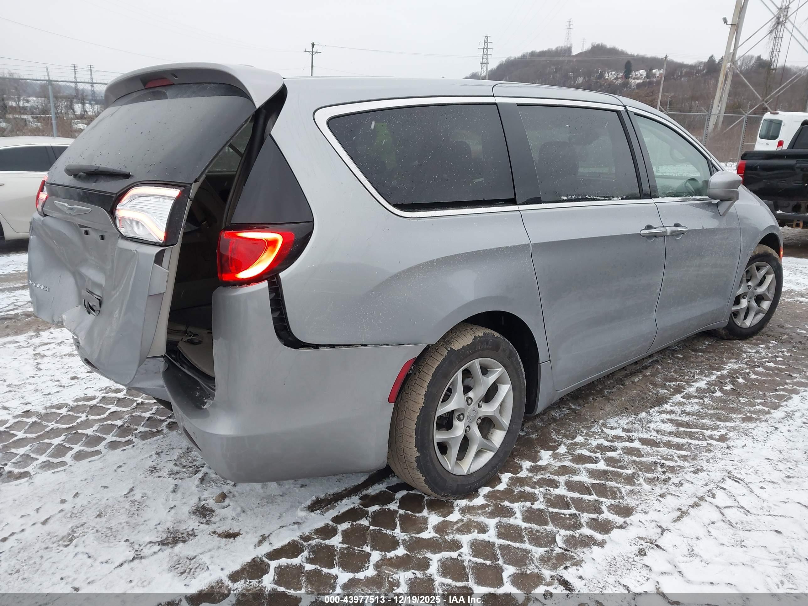 CHRYSLER PACIFICA image 4