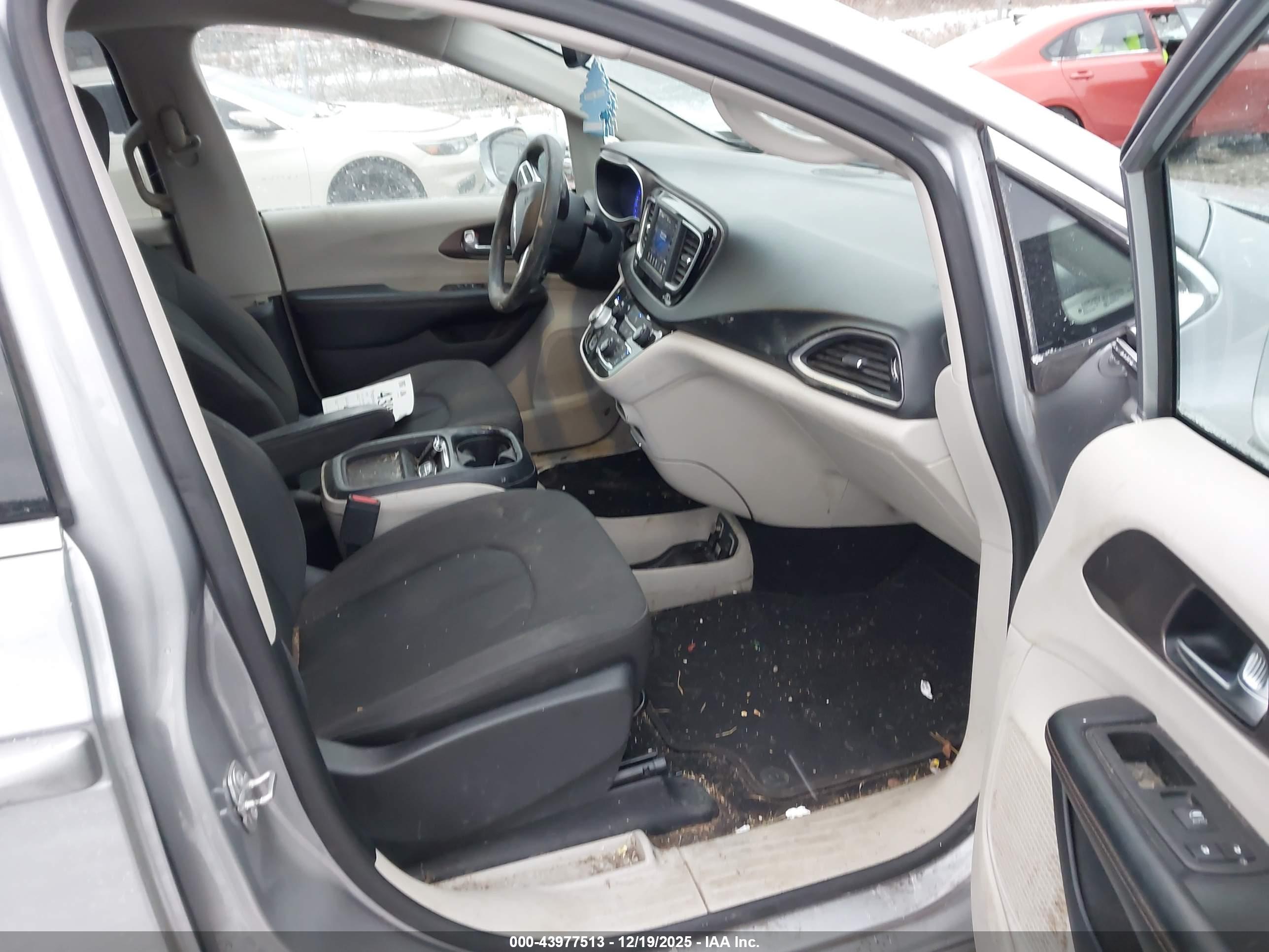 CHRYSLER PACIFICA image 5
