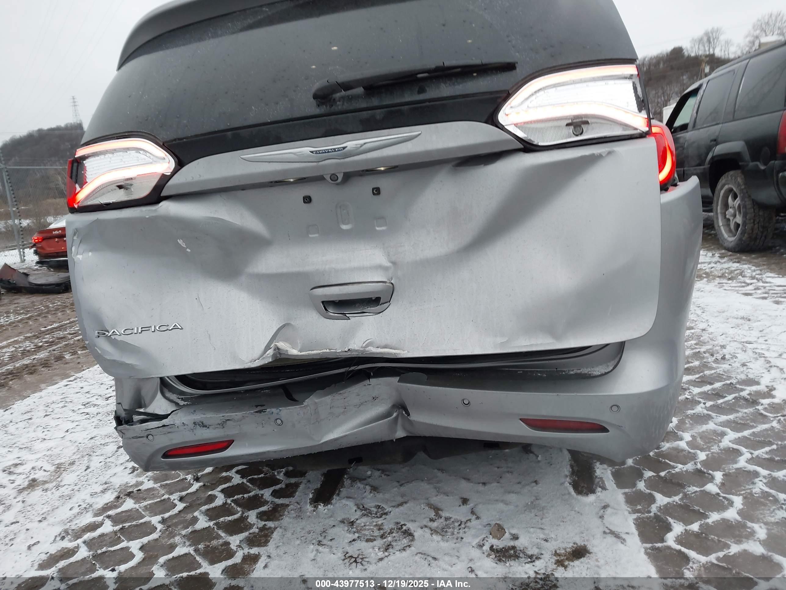 CHRYSLER PACIFICA image 6