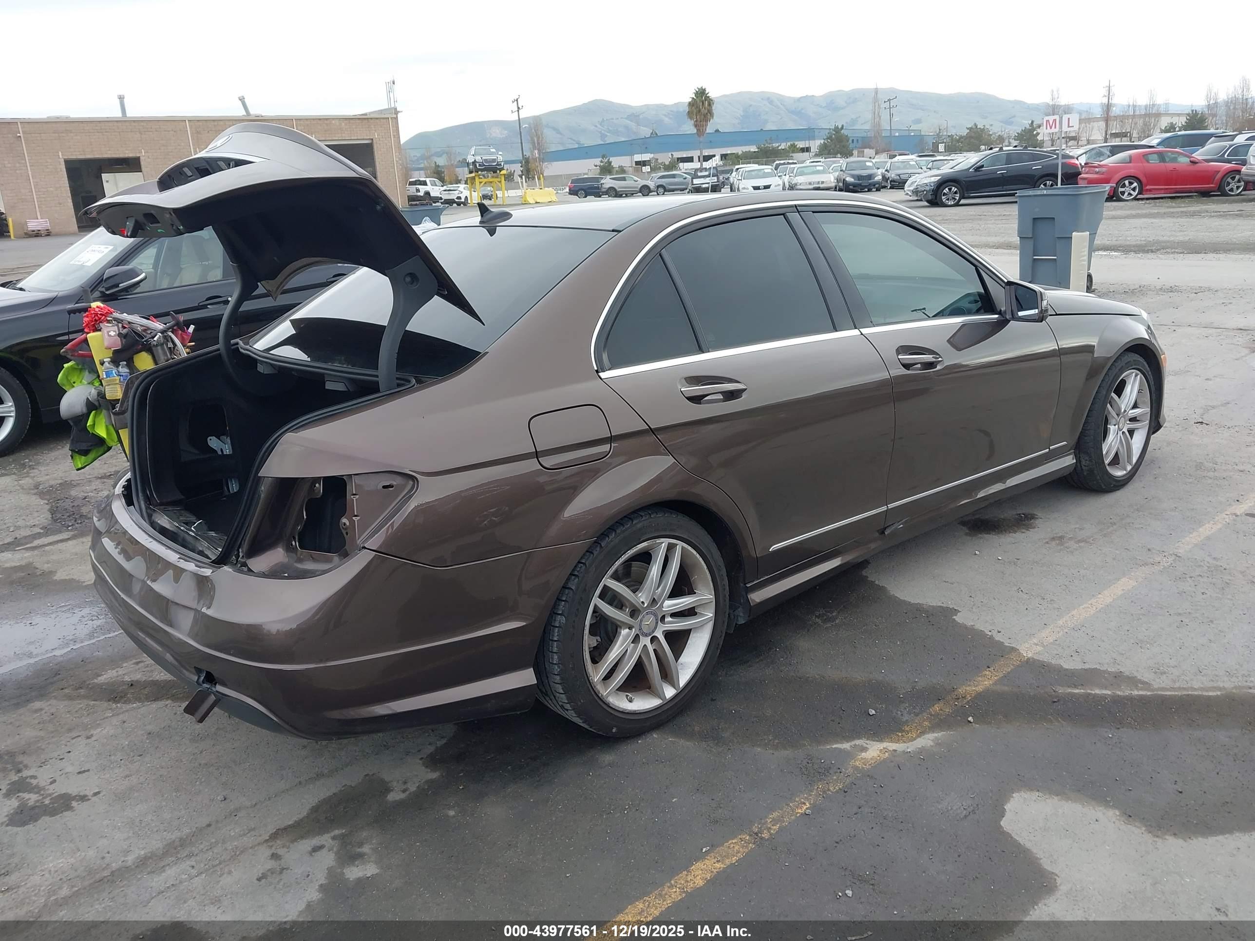 MERCEDES-BENZ C-CLASS image 4