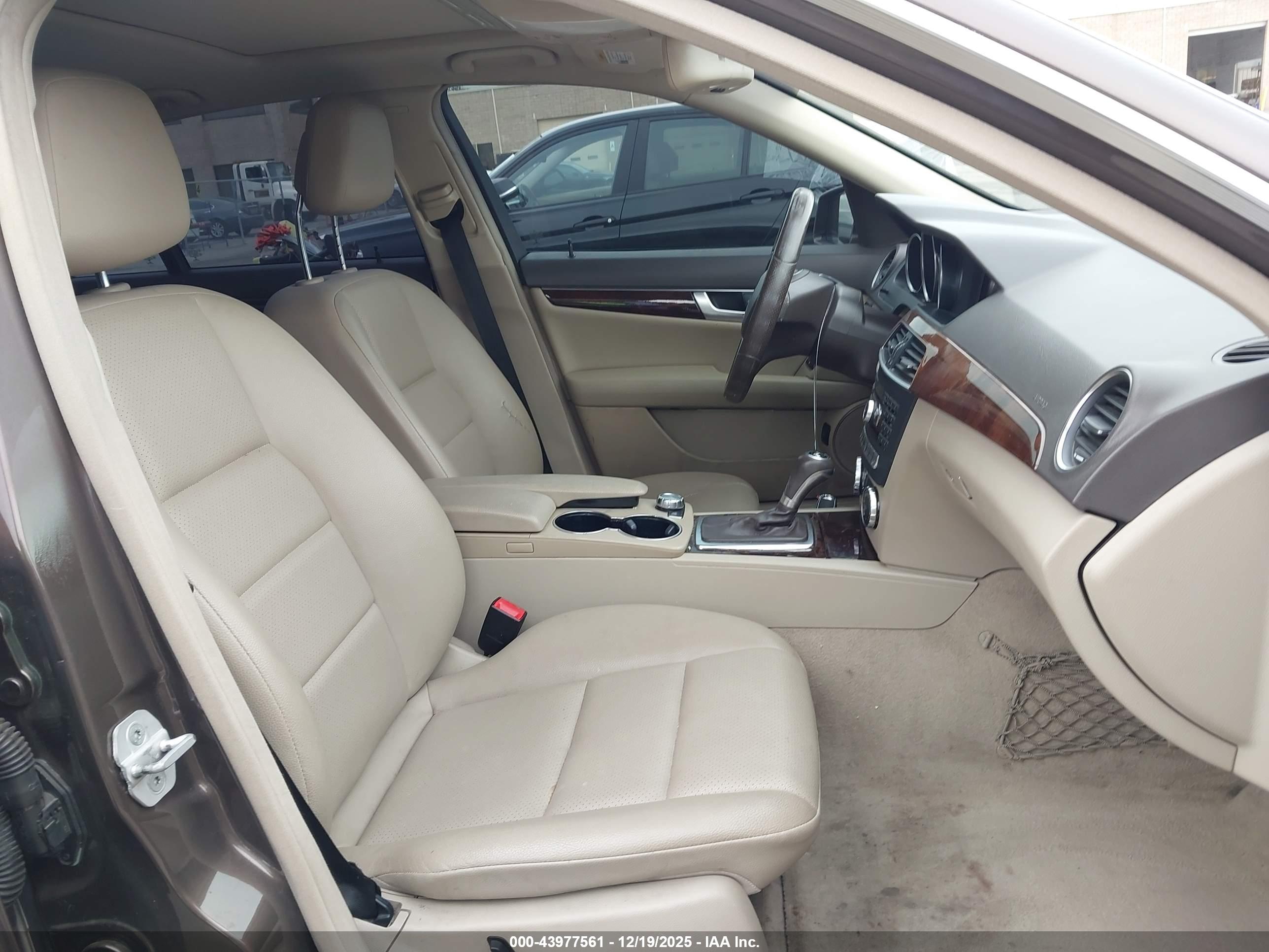 MERCEDES-BENZ C-CLASS image 5
