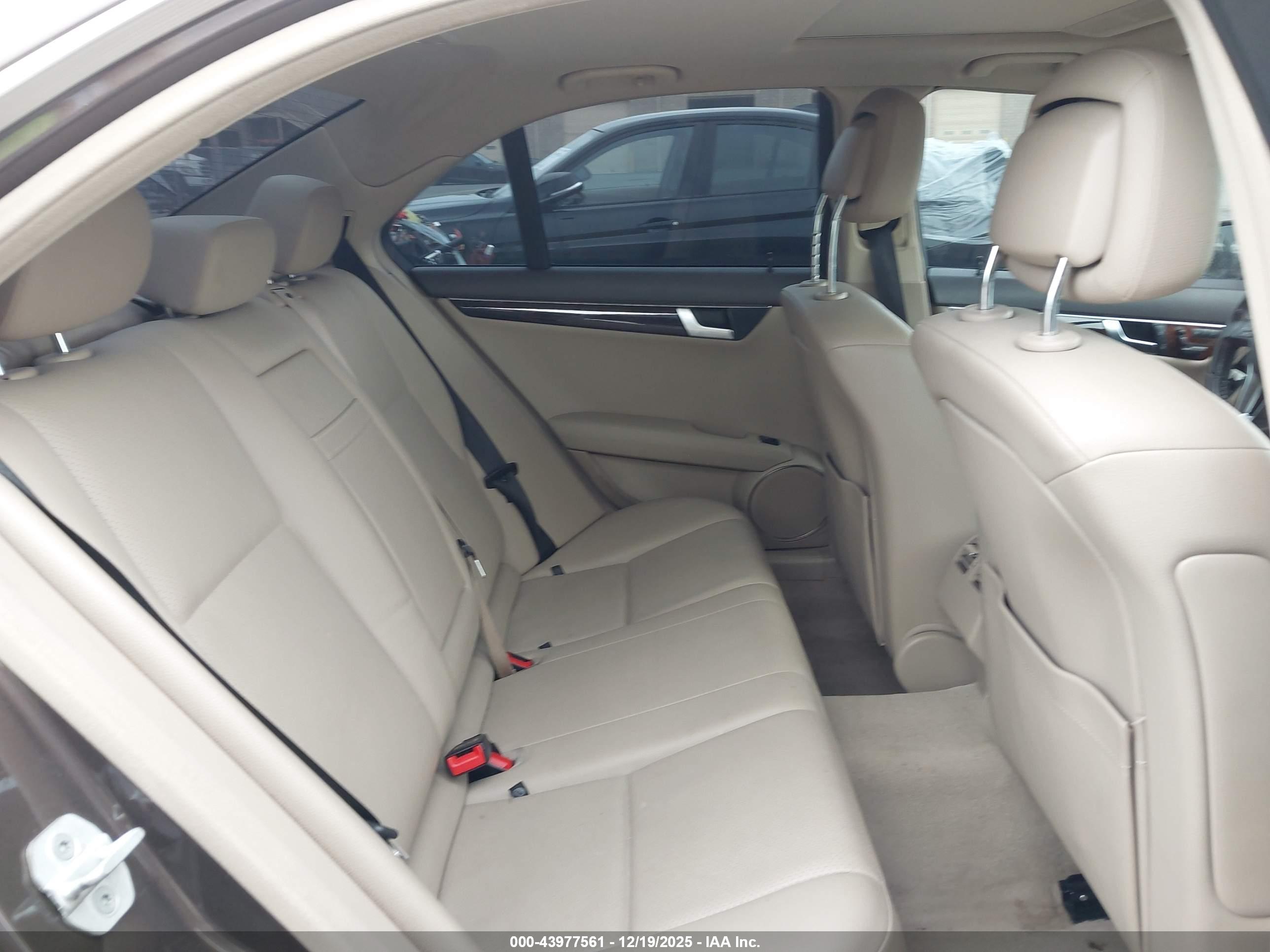 MERCEDES-BENZ C-CLASS image 8