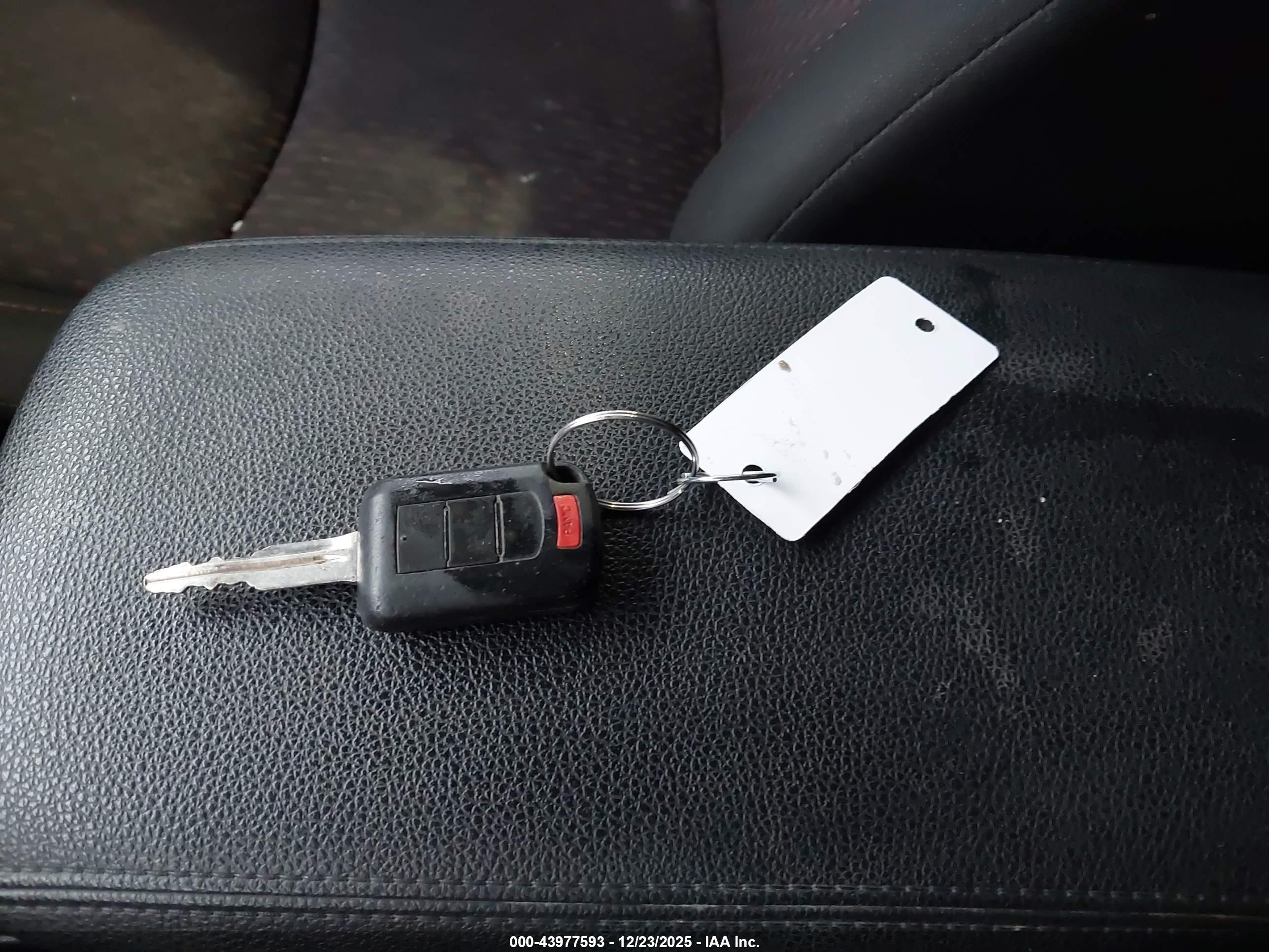 MITSUBISHI OUTLANDER image 11