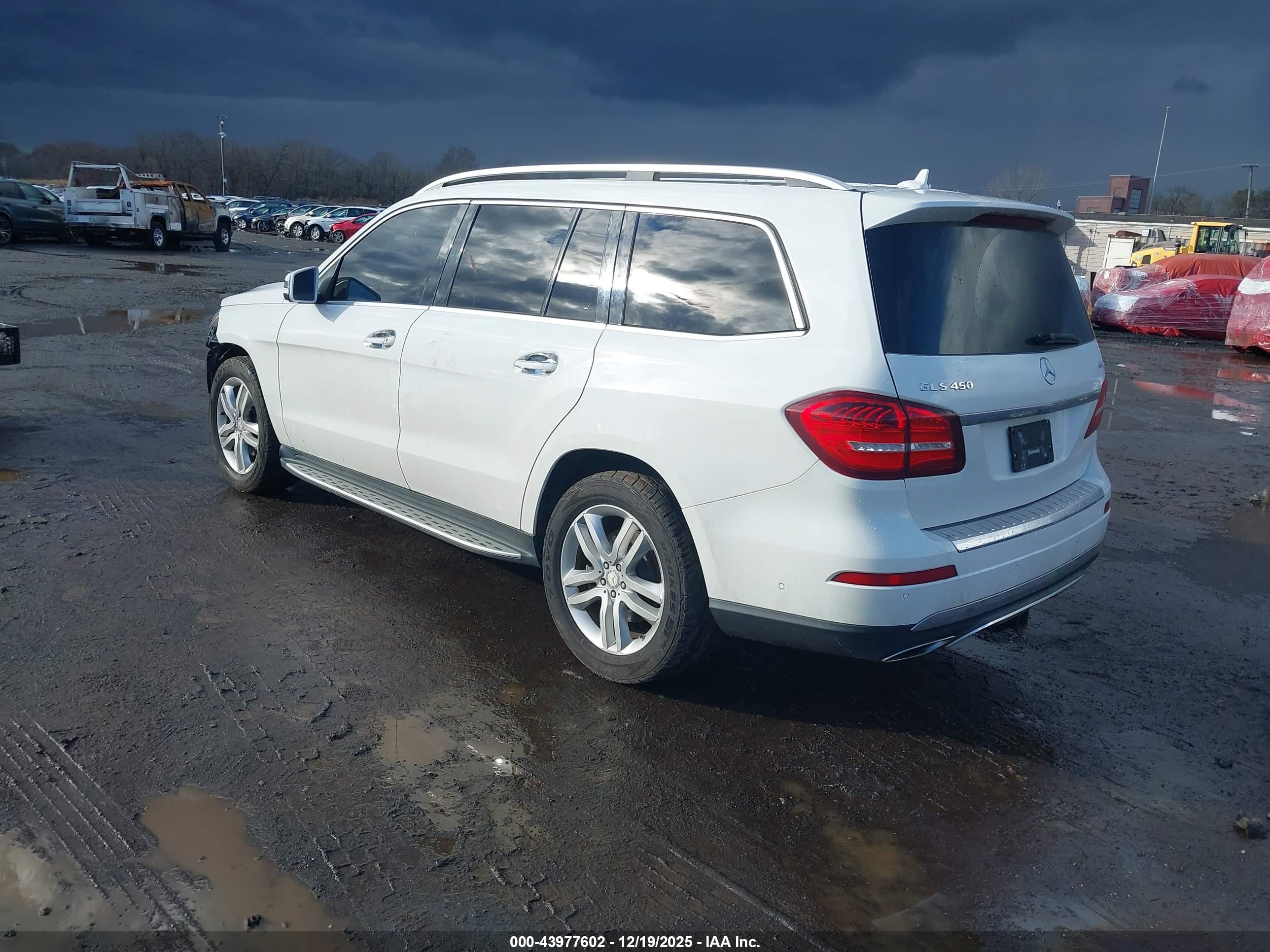 MERCEDES-BENZ GLS image 3