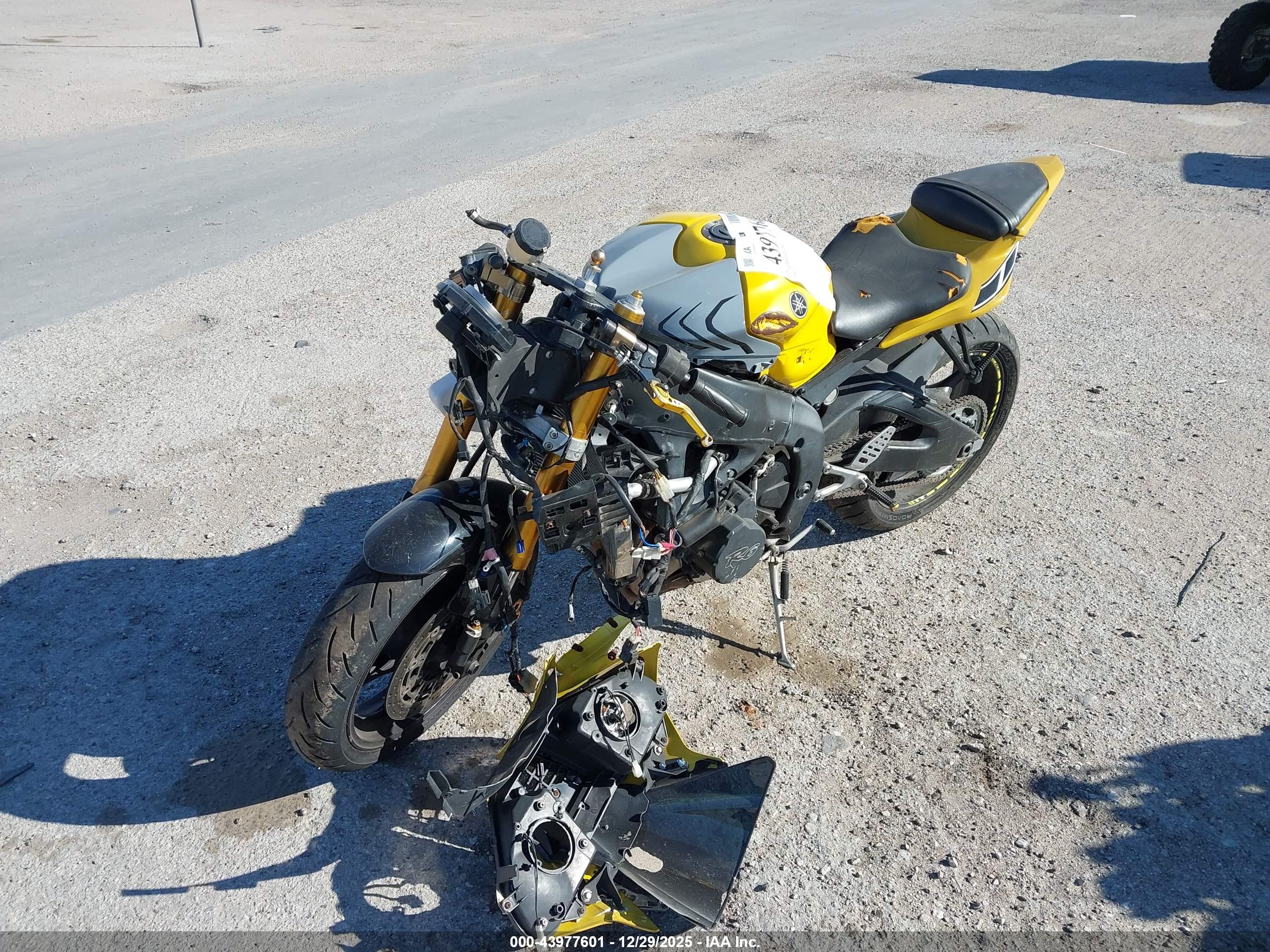 YAMAHA YZFR6 image 2