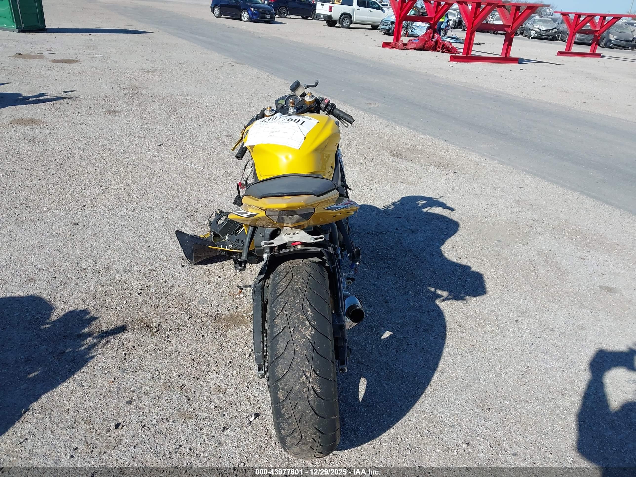 YAMAHA YZFR6 image 6