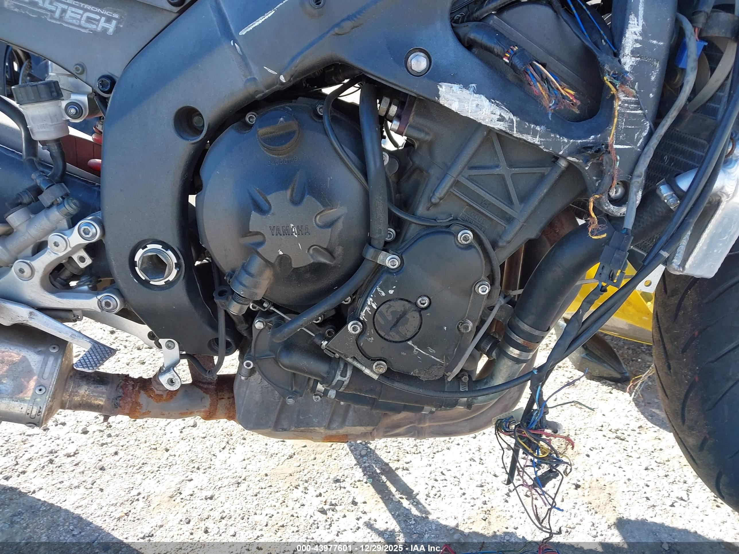 YAMAHA YZFR6 image 8
