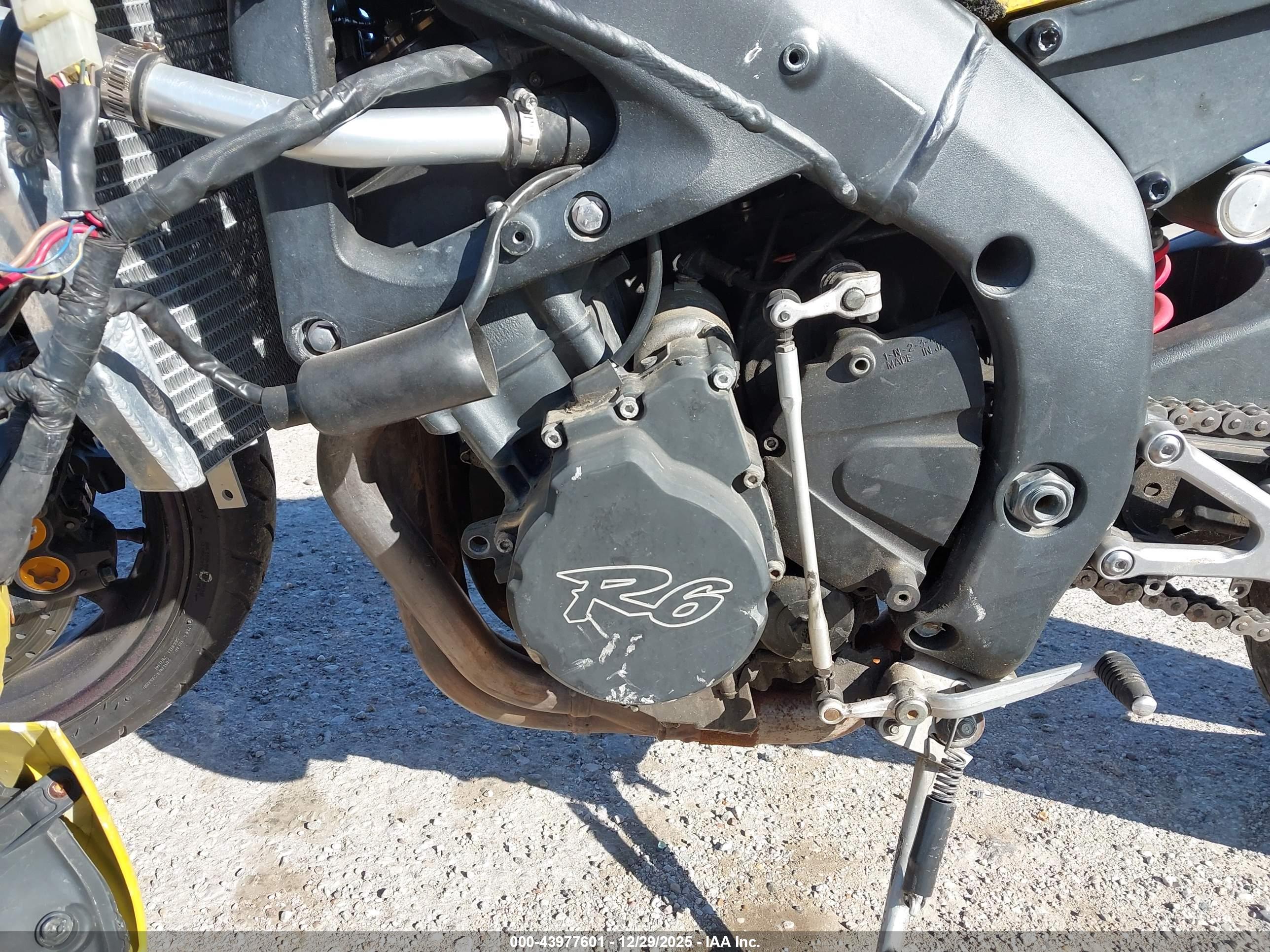 YAMAHA YZFR6 image 9