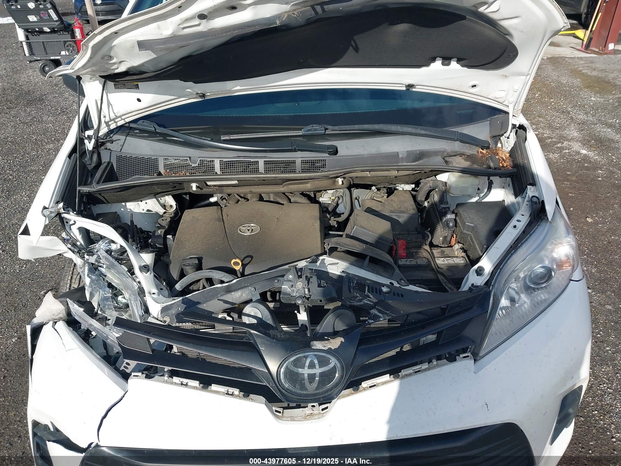TOYOTA SIENNA image 10