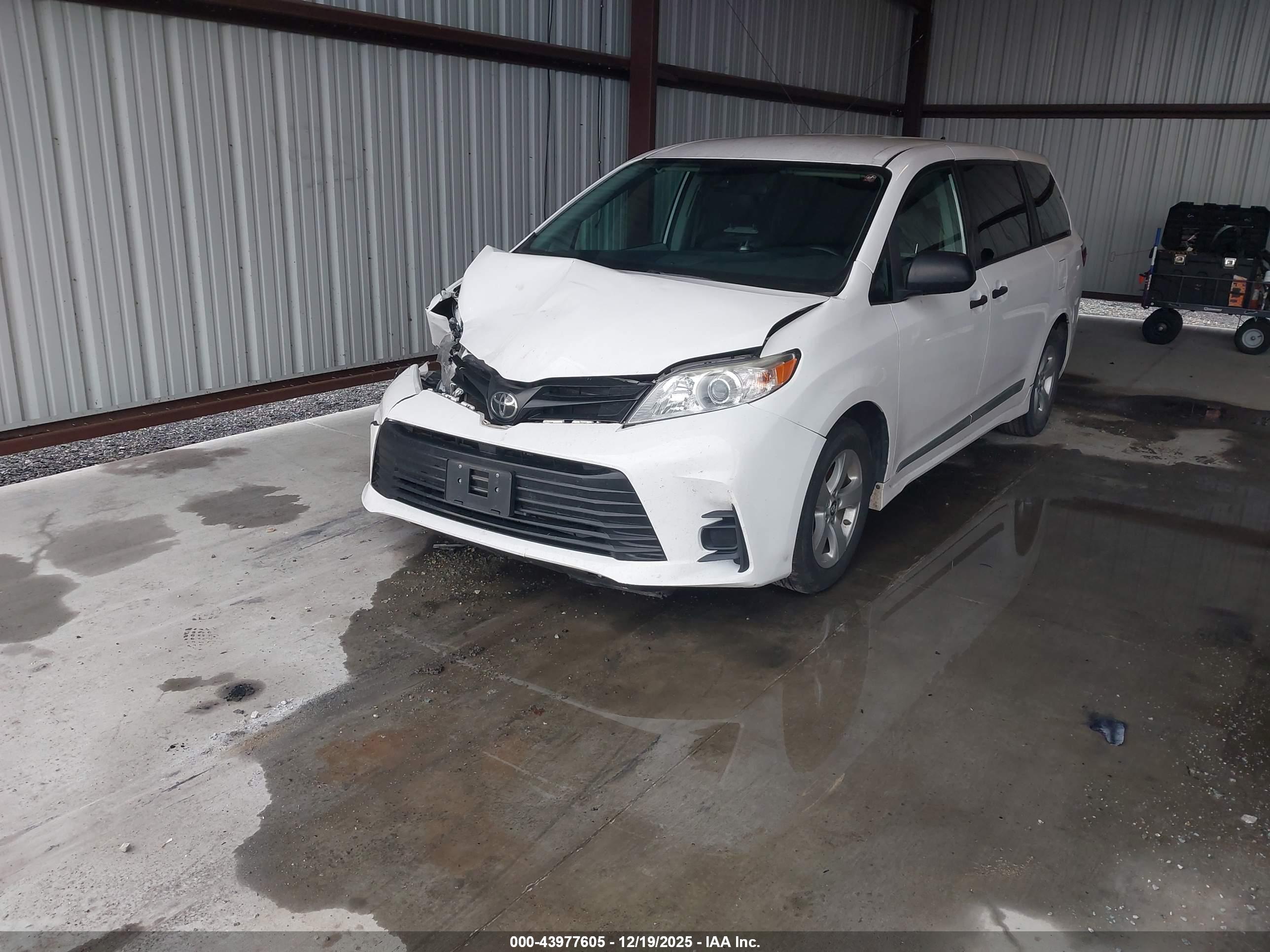 TOYOTA SIENNA image 2