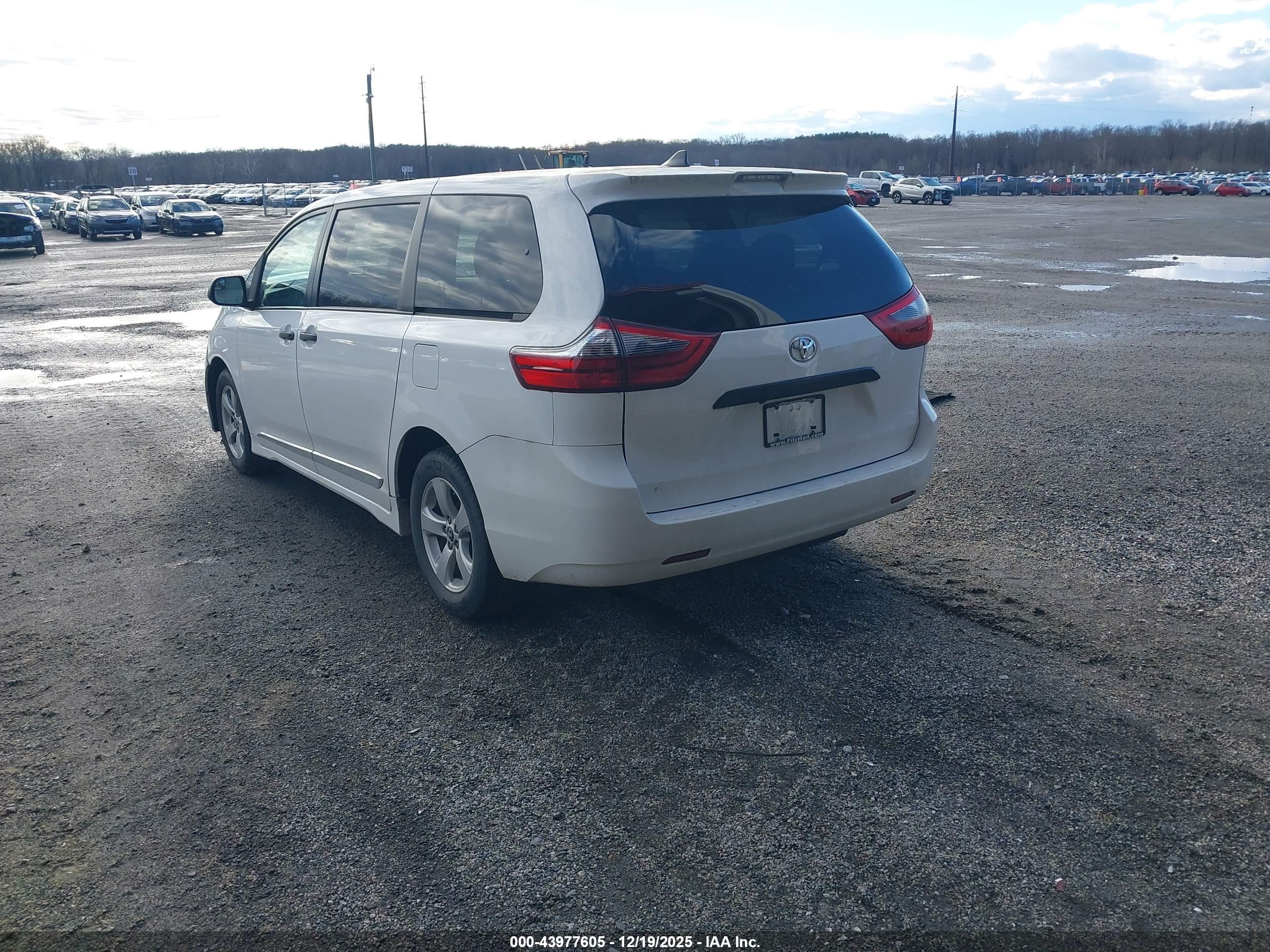TOYOTA SIENNA image 3