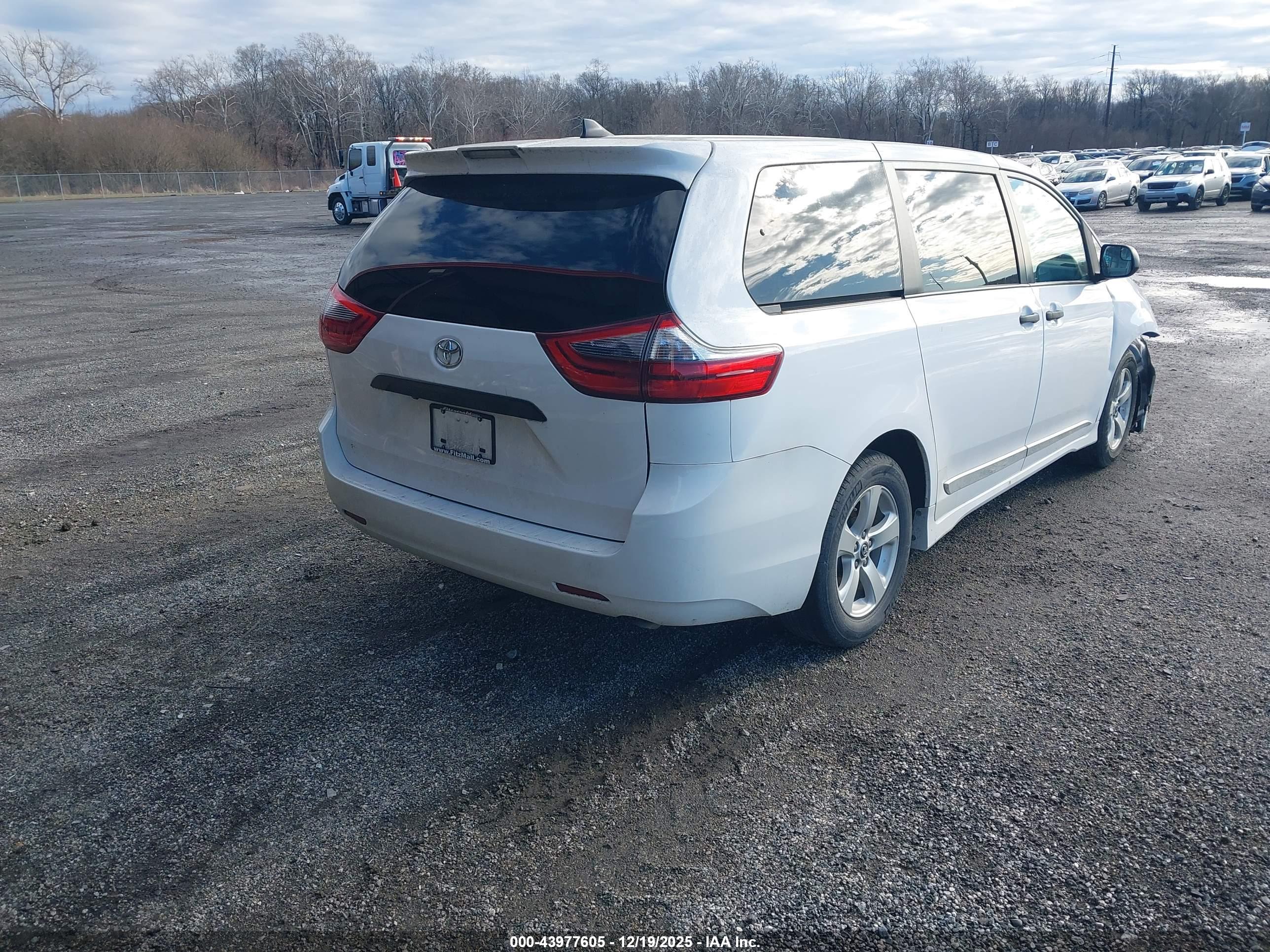 TOYOTA SIENNA image 4
