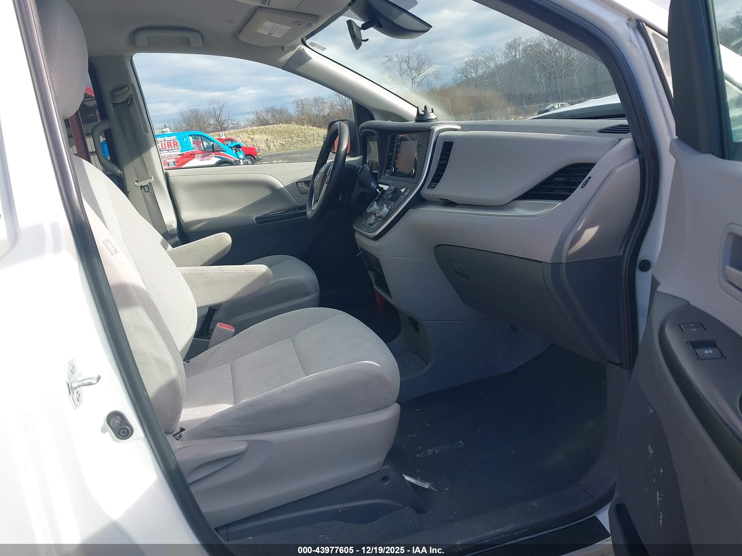 TOYOTA SIENNA image 5