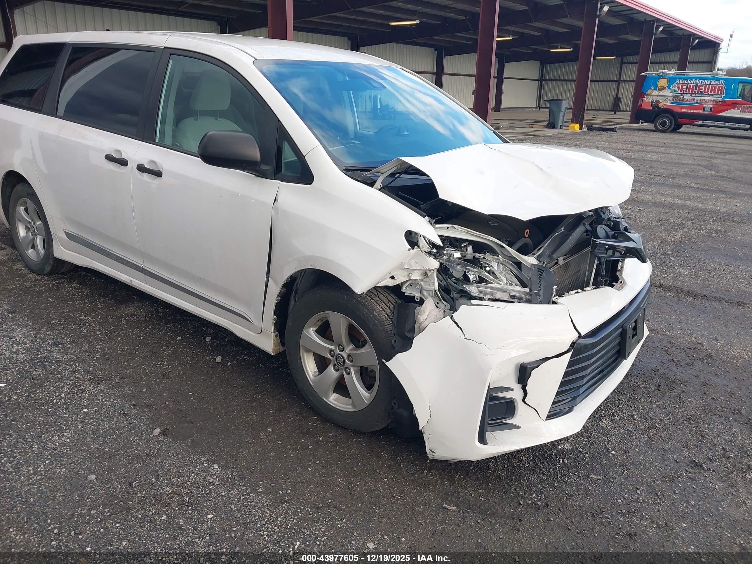 TOYOTA SIENNA image 6