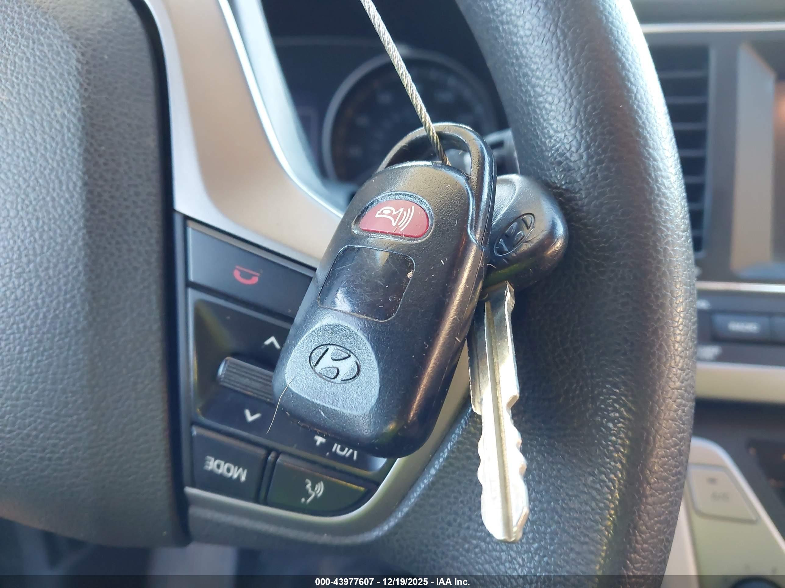 HYUNDAI ELANTRA image 11