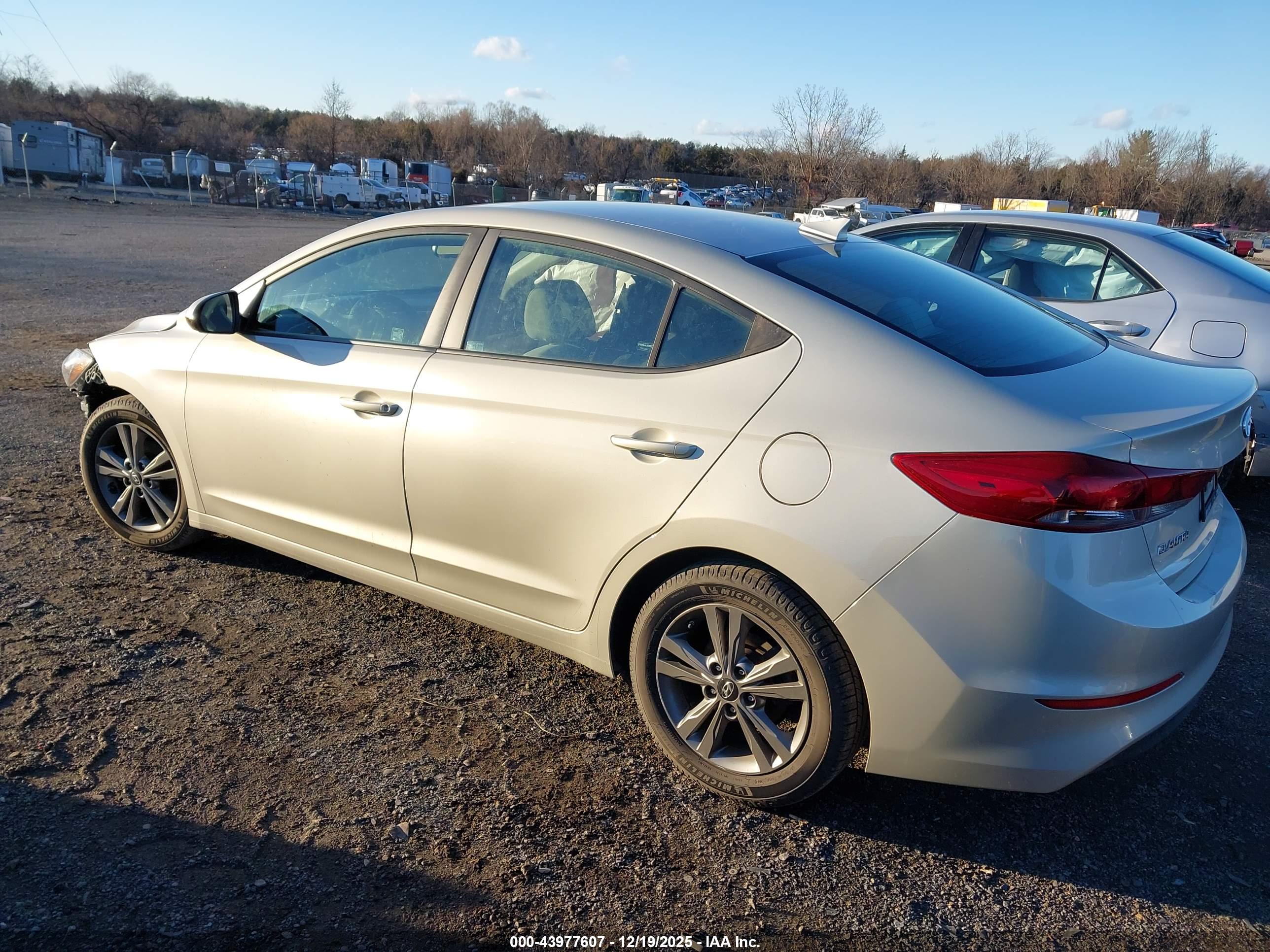 HYUNDAI ELANTRA image 3