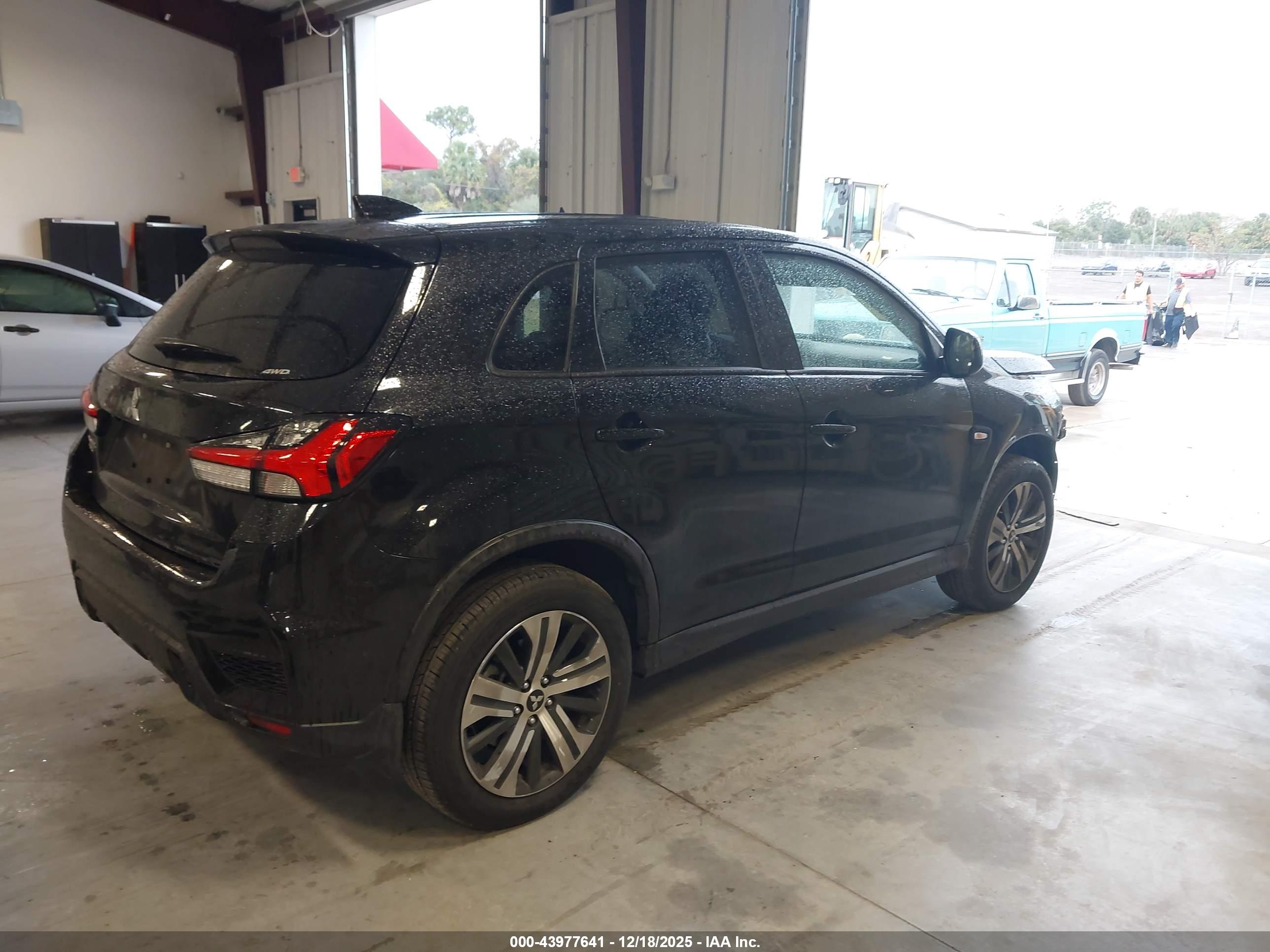 MITSUBISHI OUTLANDER image 4