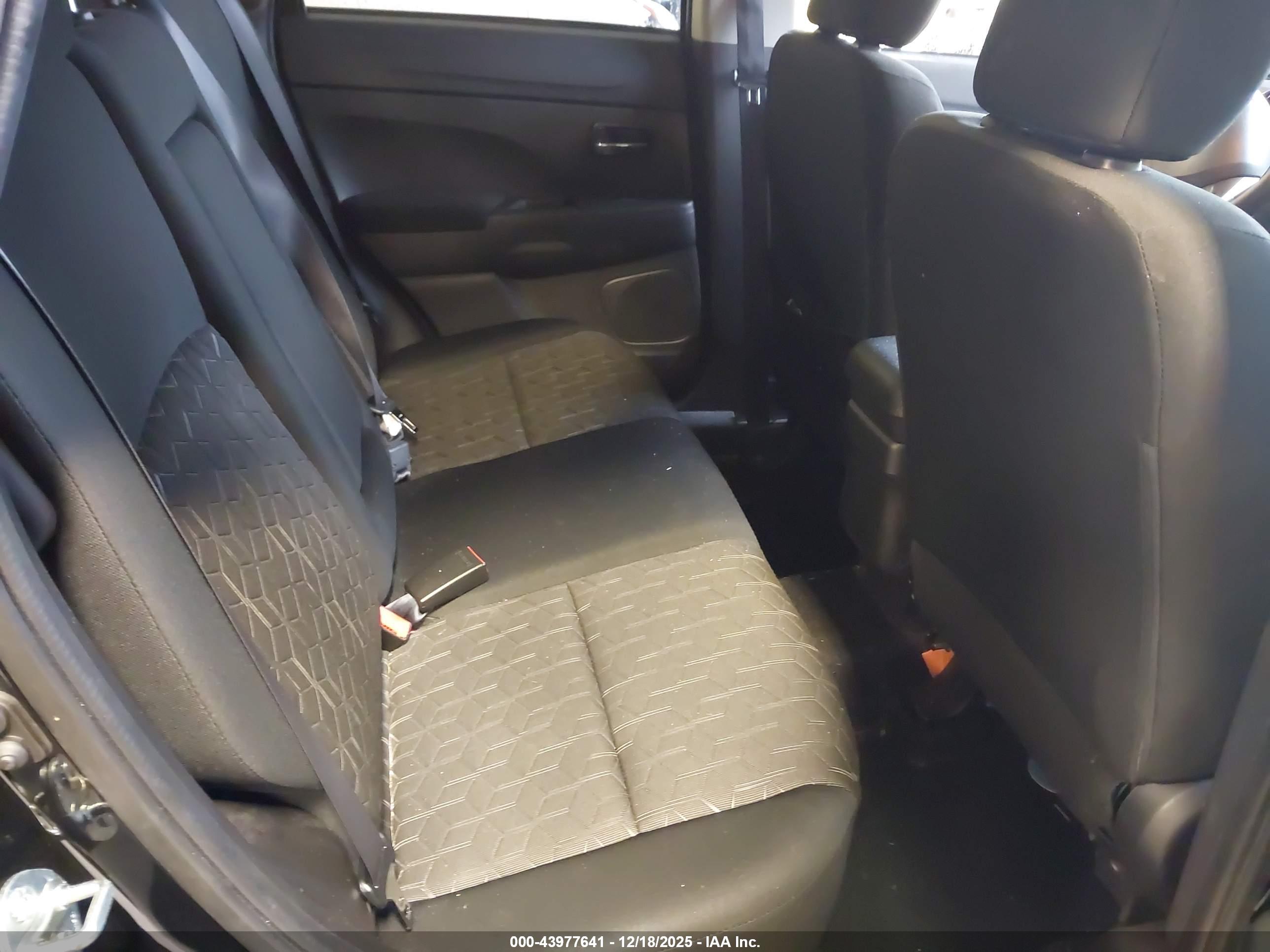 MITSUBISHI OUTLANDER image 8