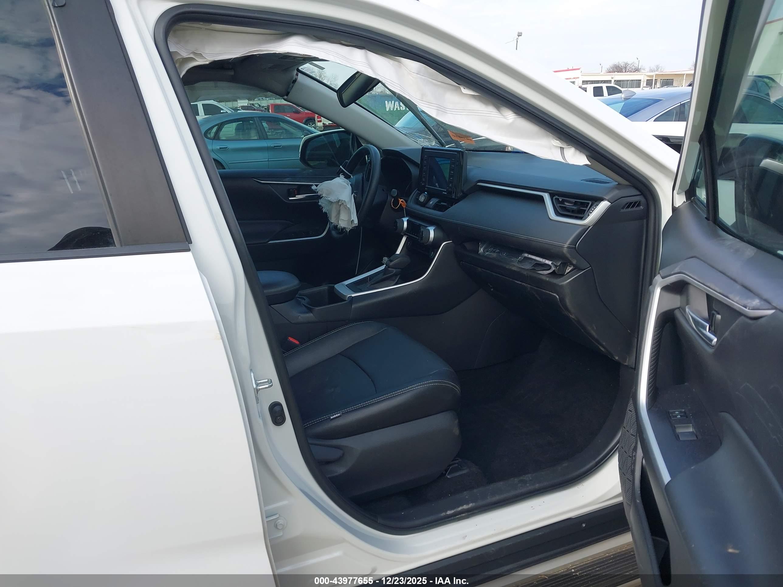 TOYOTA RAV4 image 5