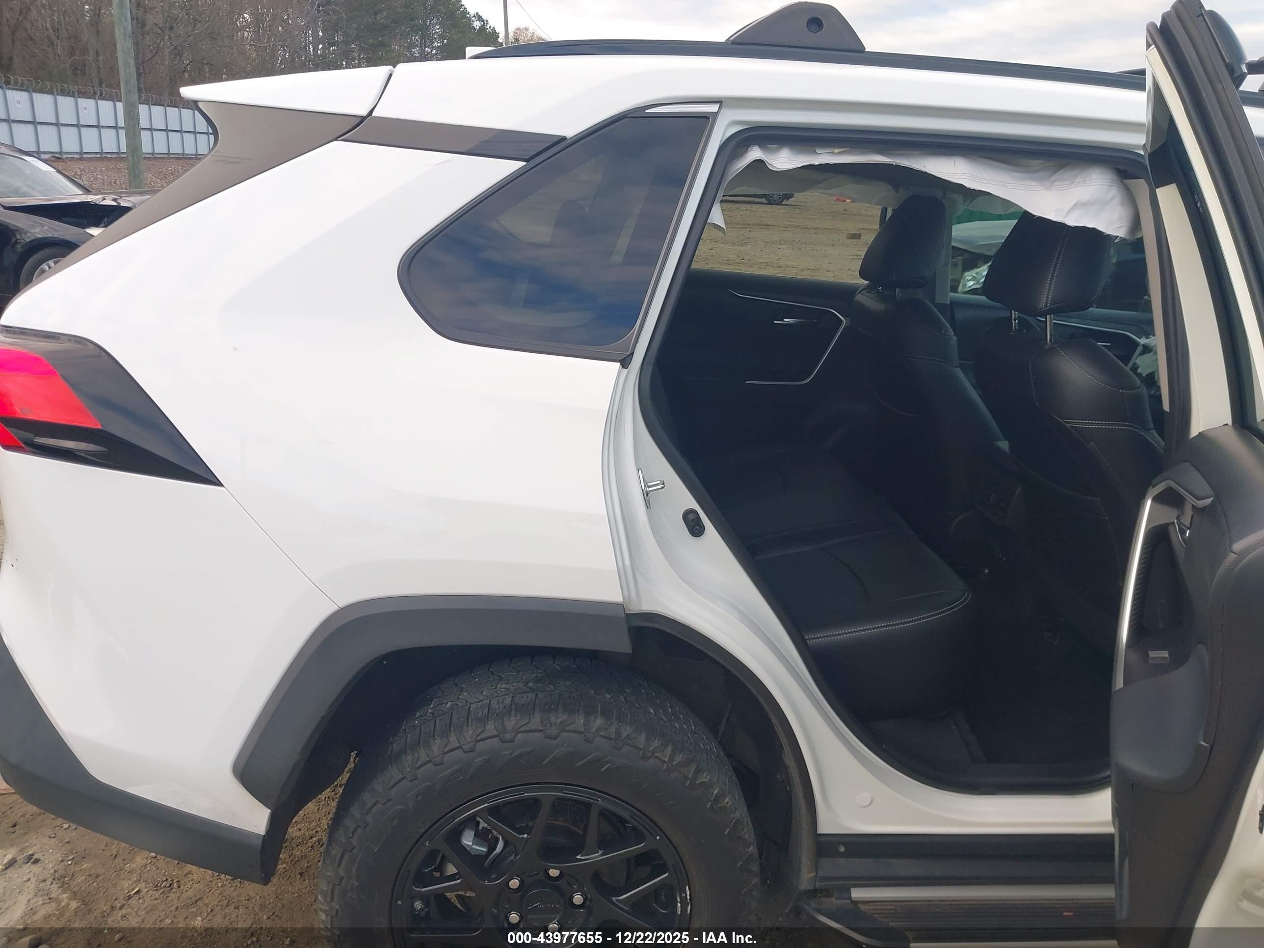 TOYOTA RAV4 image 8
