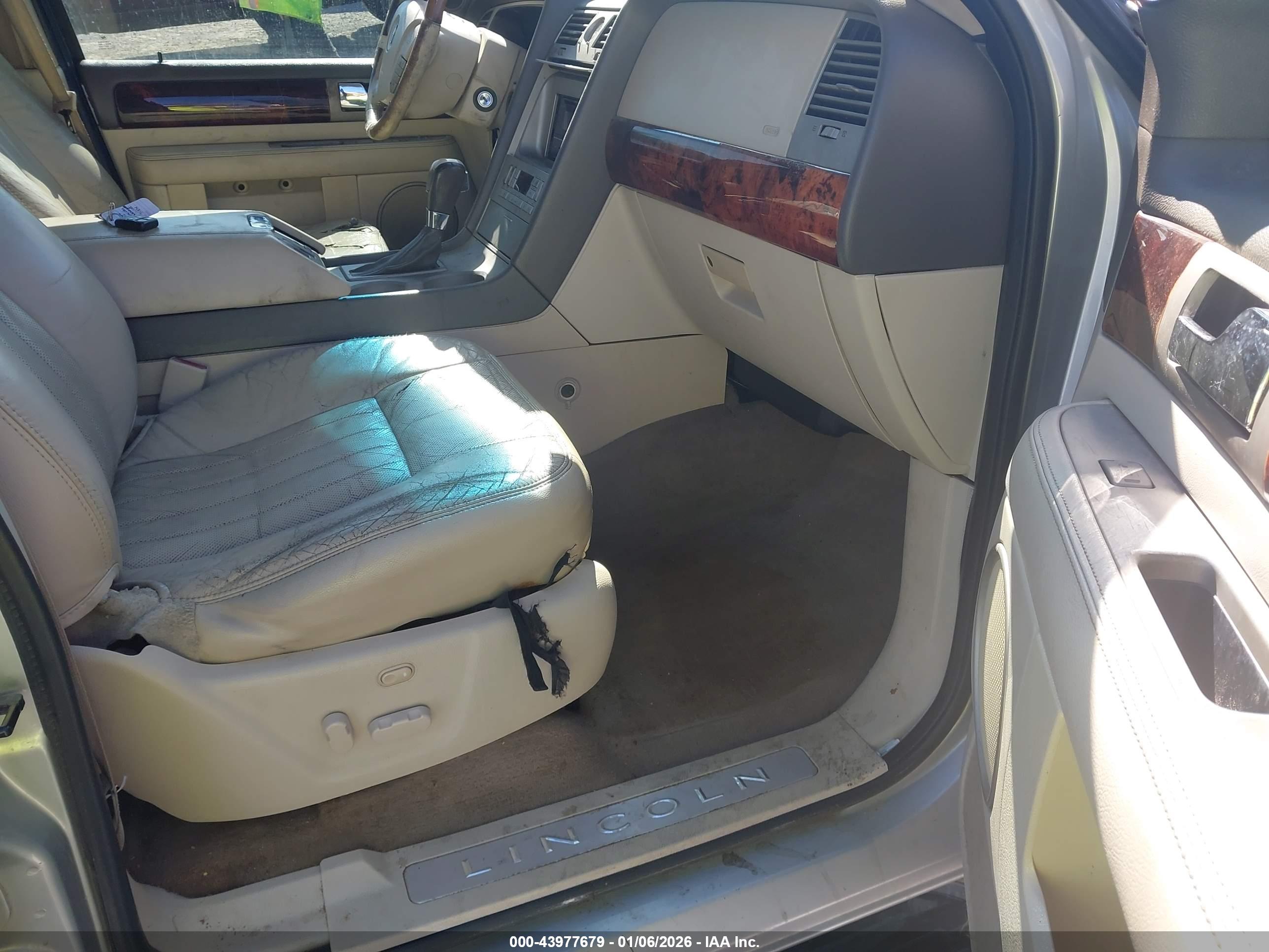 LINCOLN NAVIGATOR image 5