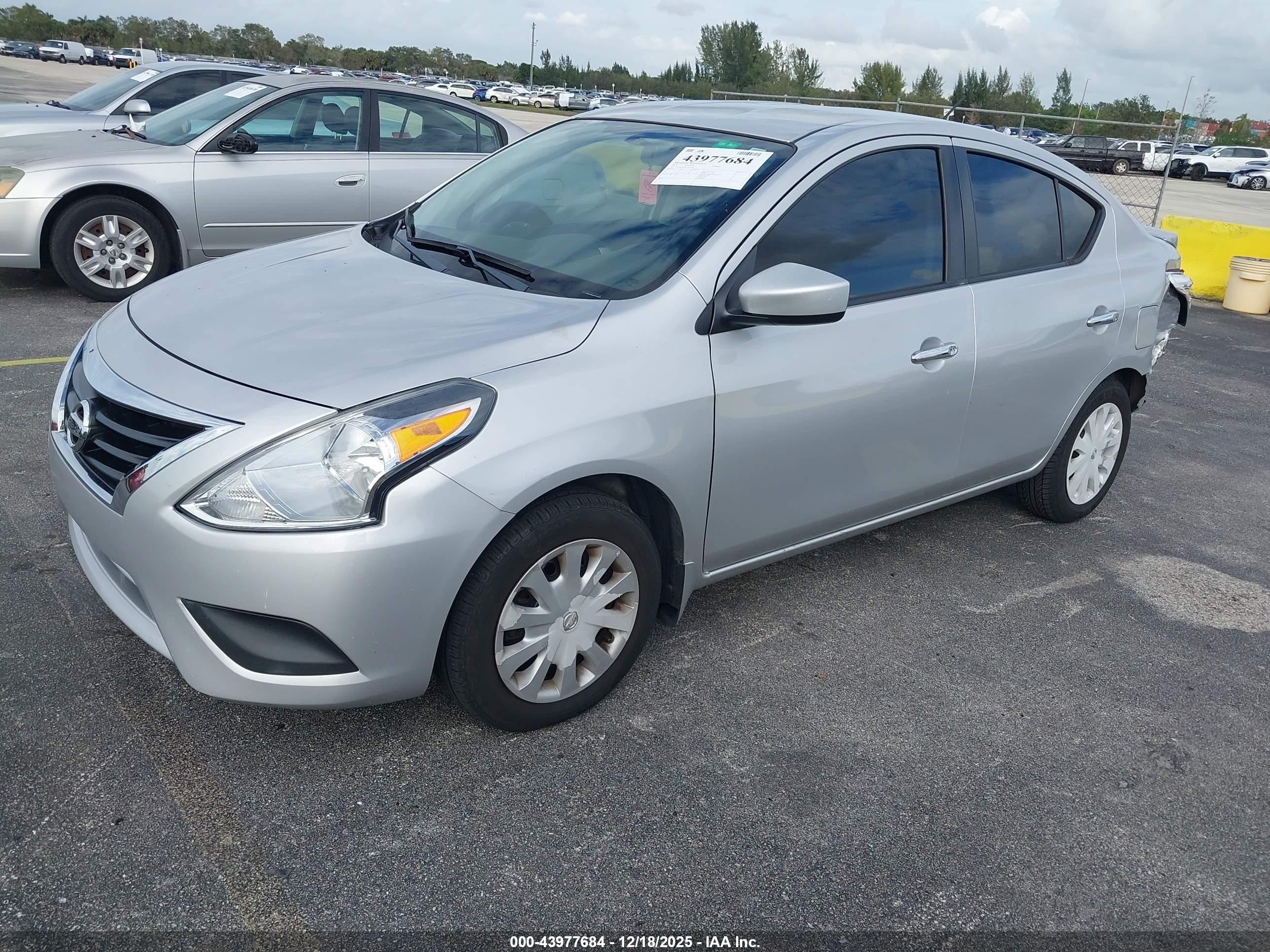 NISSAN VERSA image 2