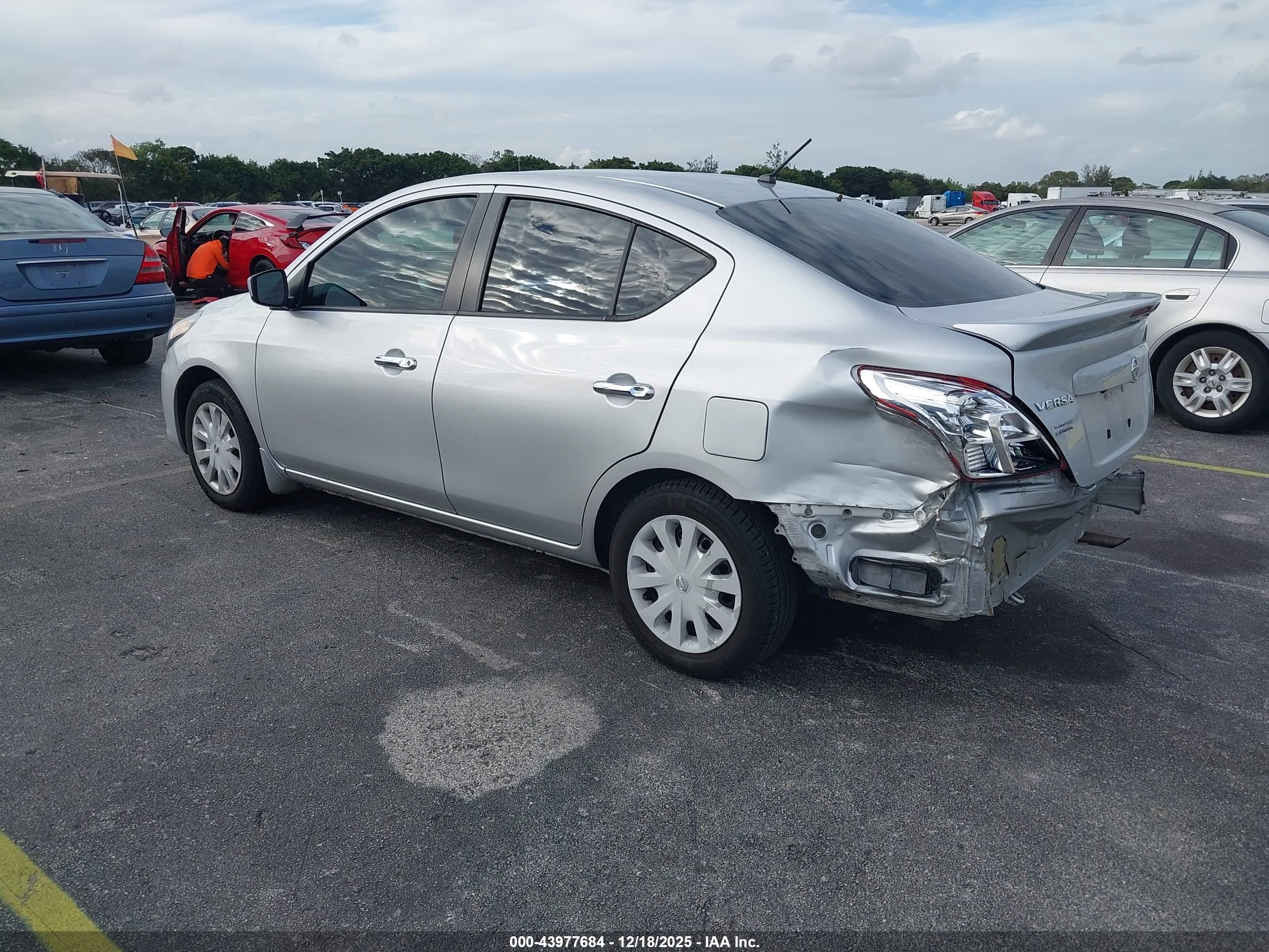 NISSAN VERSA image 3