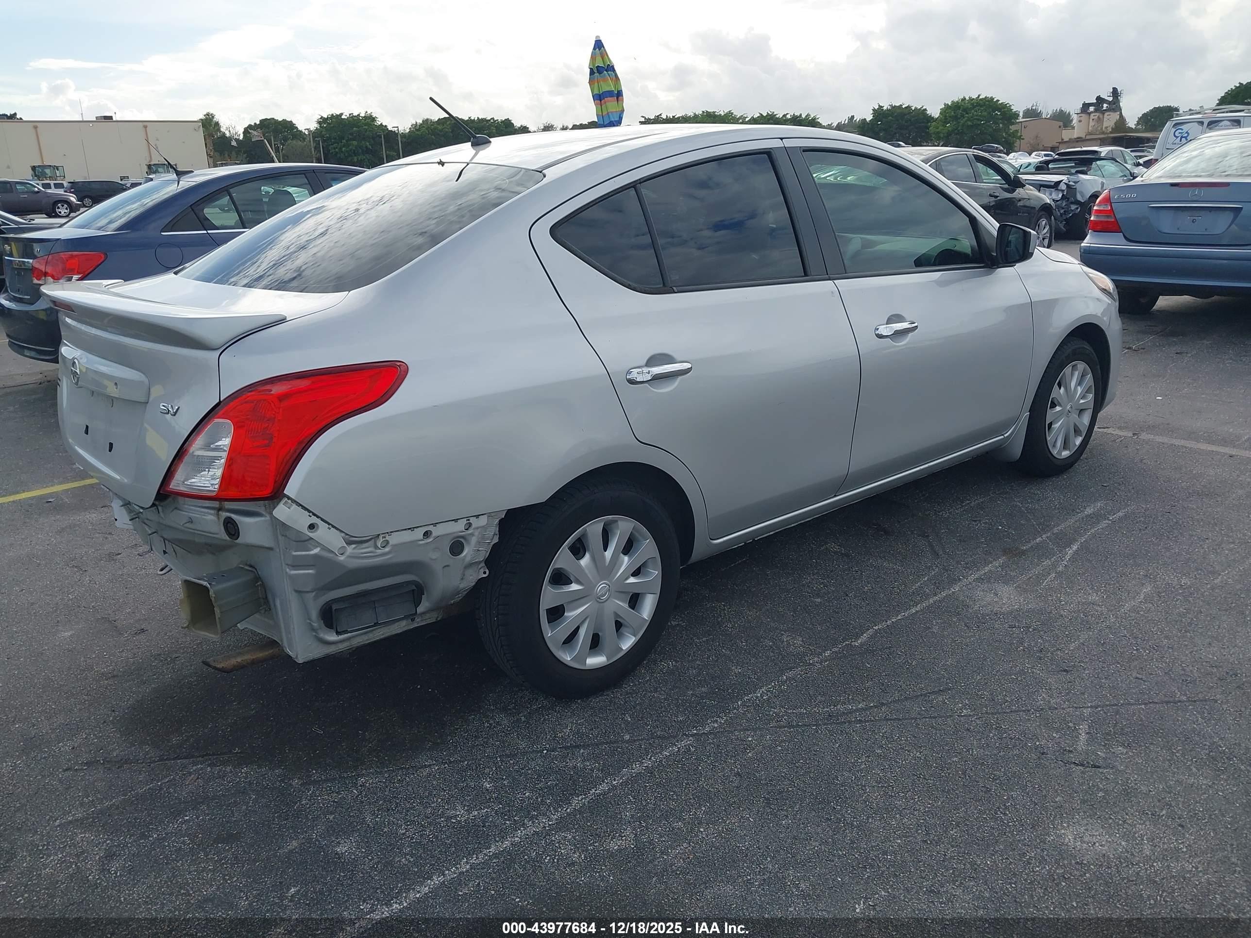 NISSAN VERSA image 4