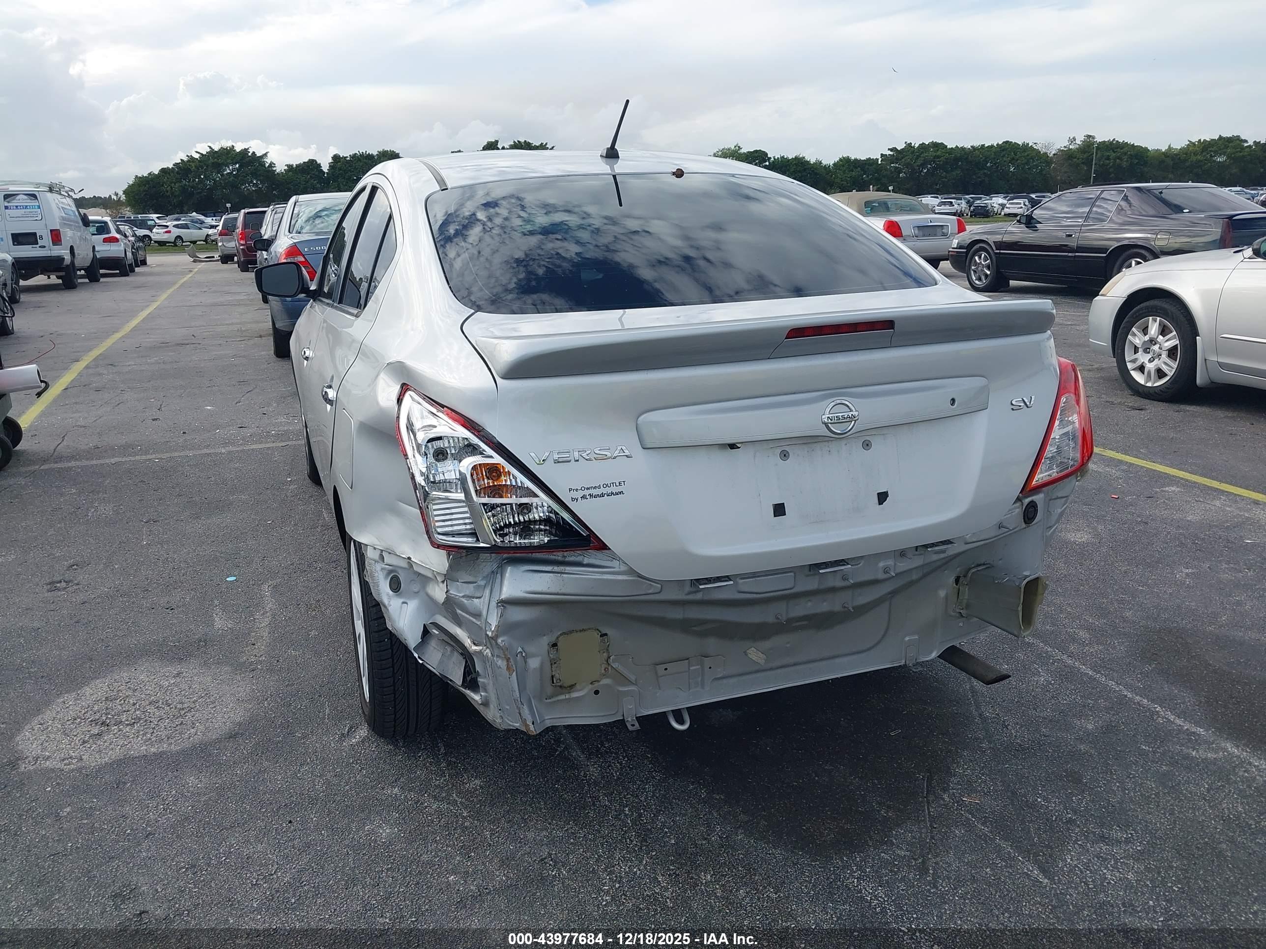 NISSAN VERSA image 6