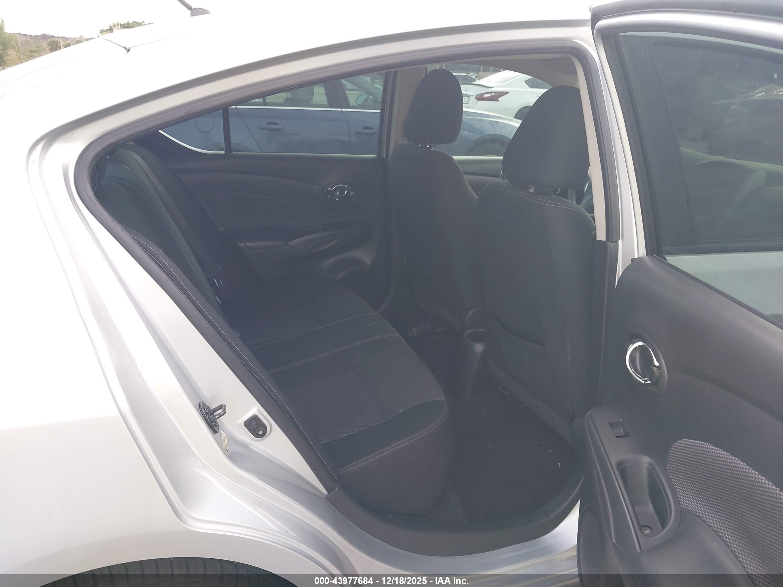 NISSAN VERSA image 8