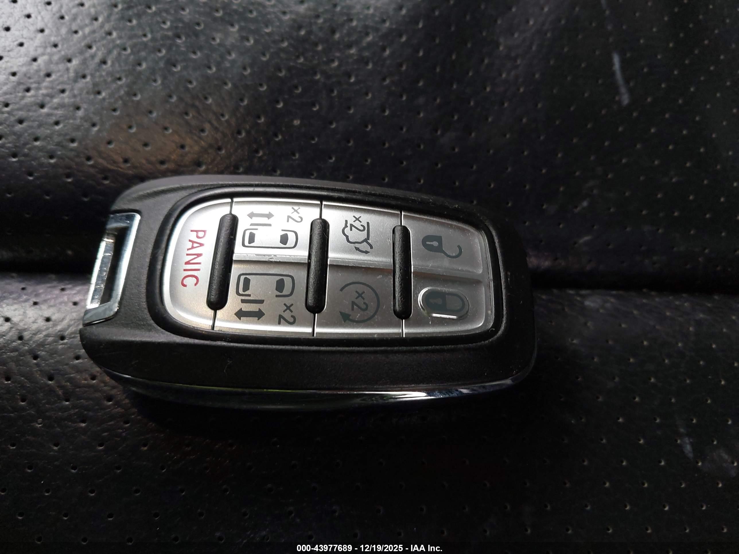 CHRYSLER PACIFICA image 11