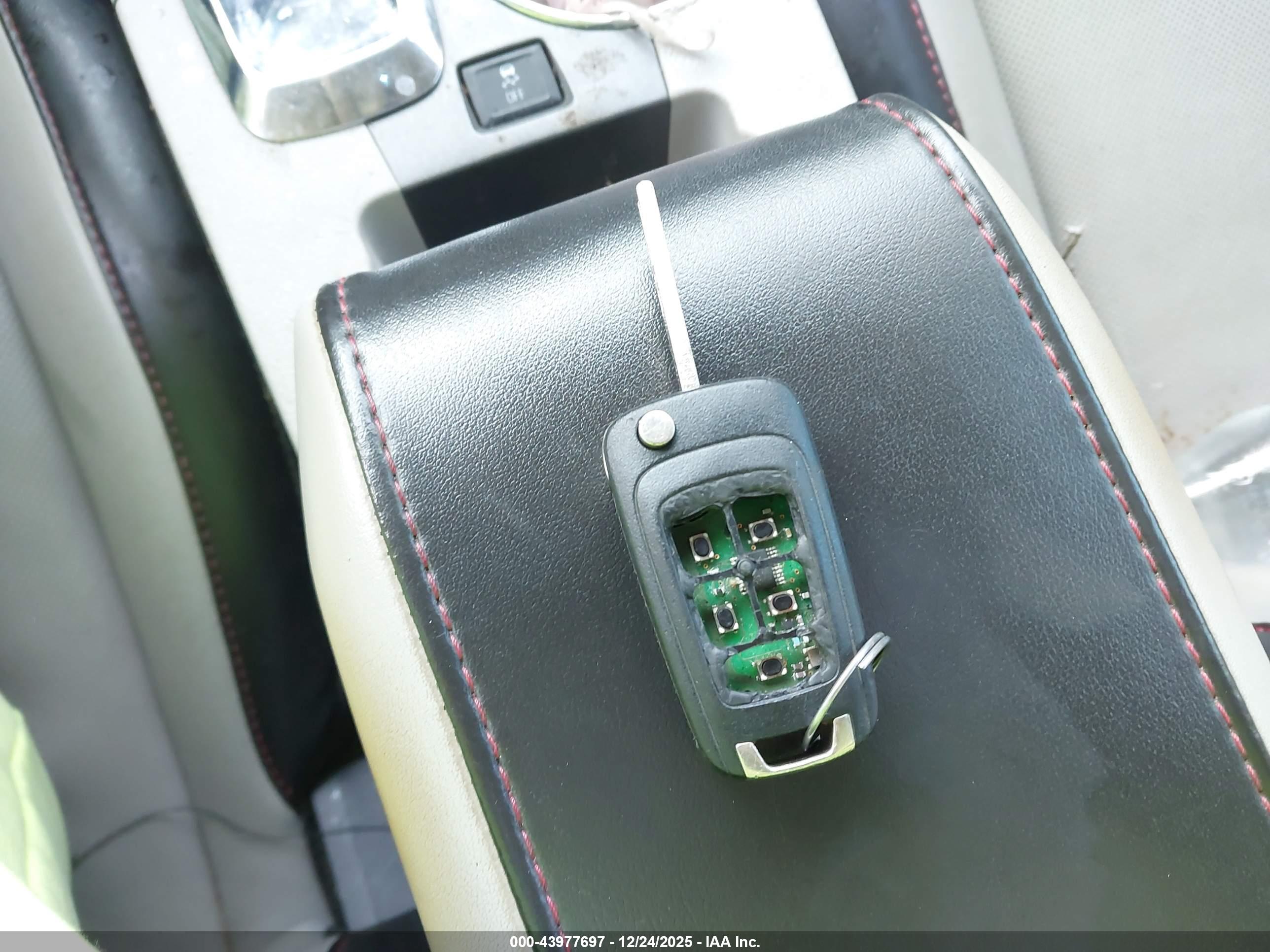 CHEVROLET EQUINOX image 11