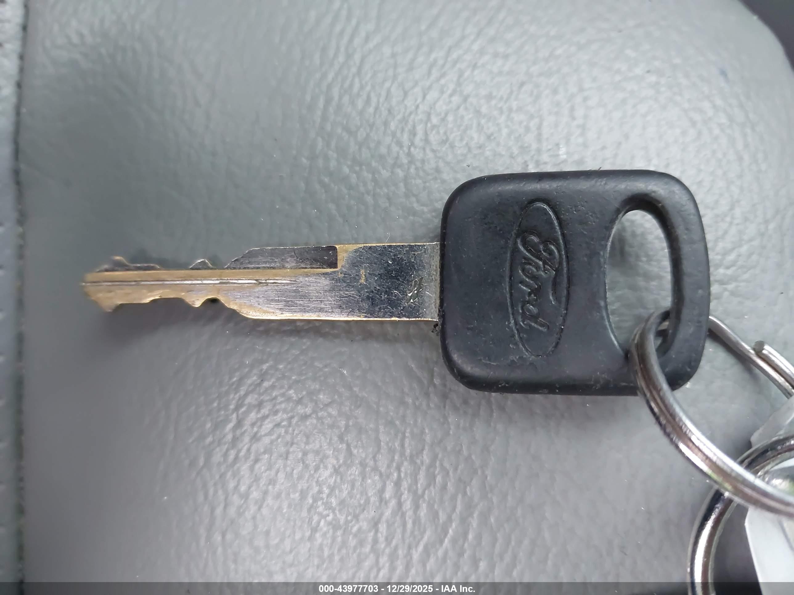 FORD E-150 image 11