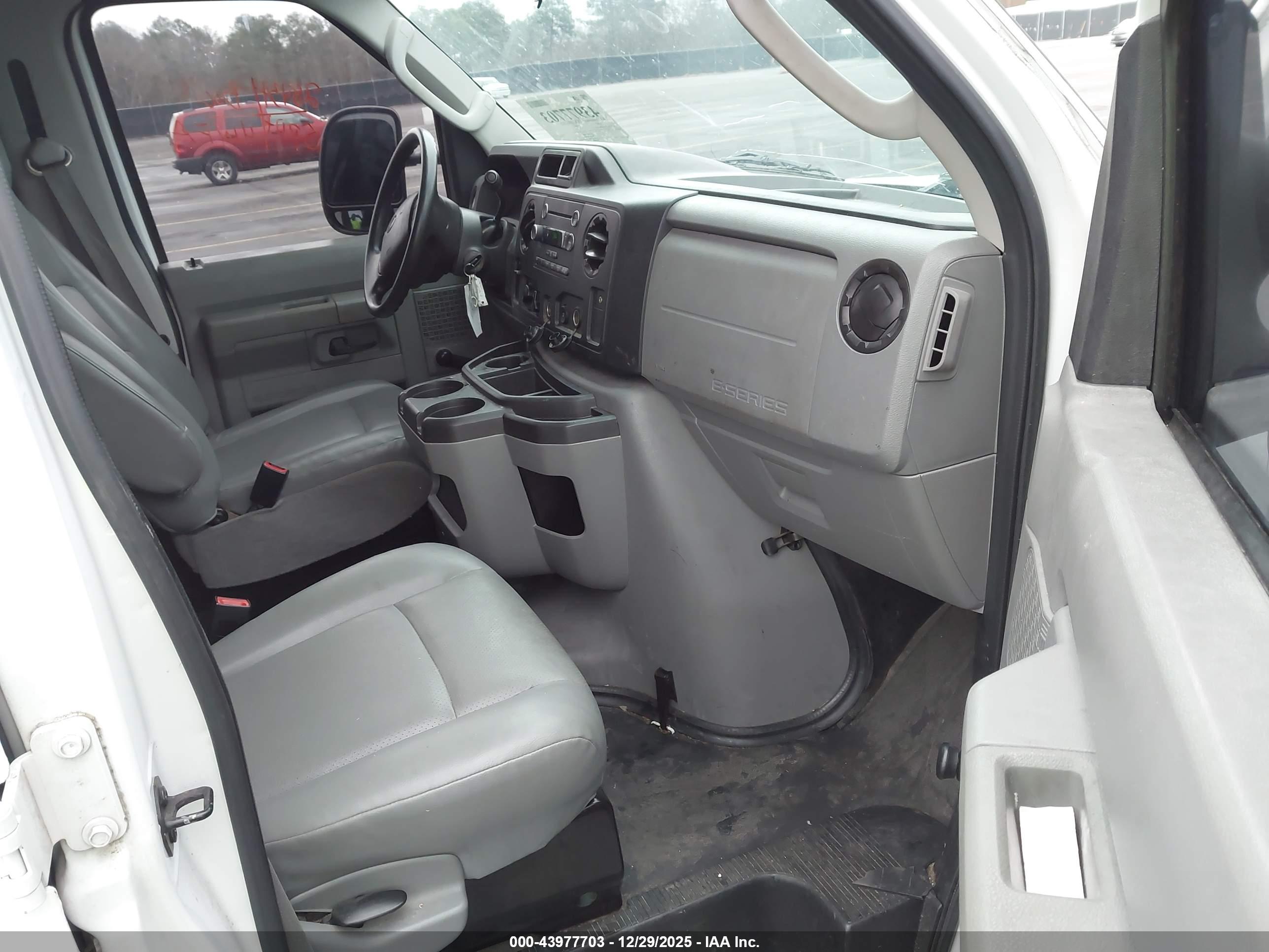 FORD E-150 image 5