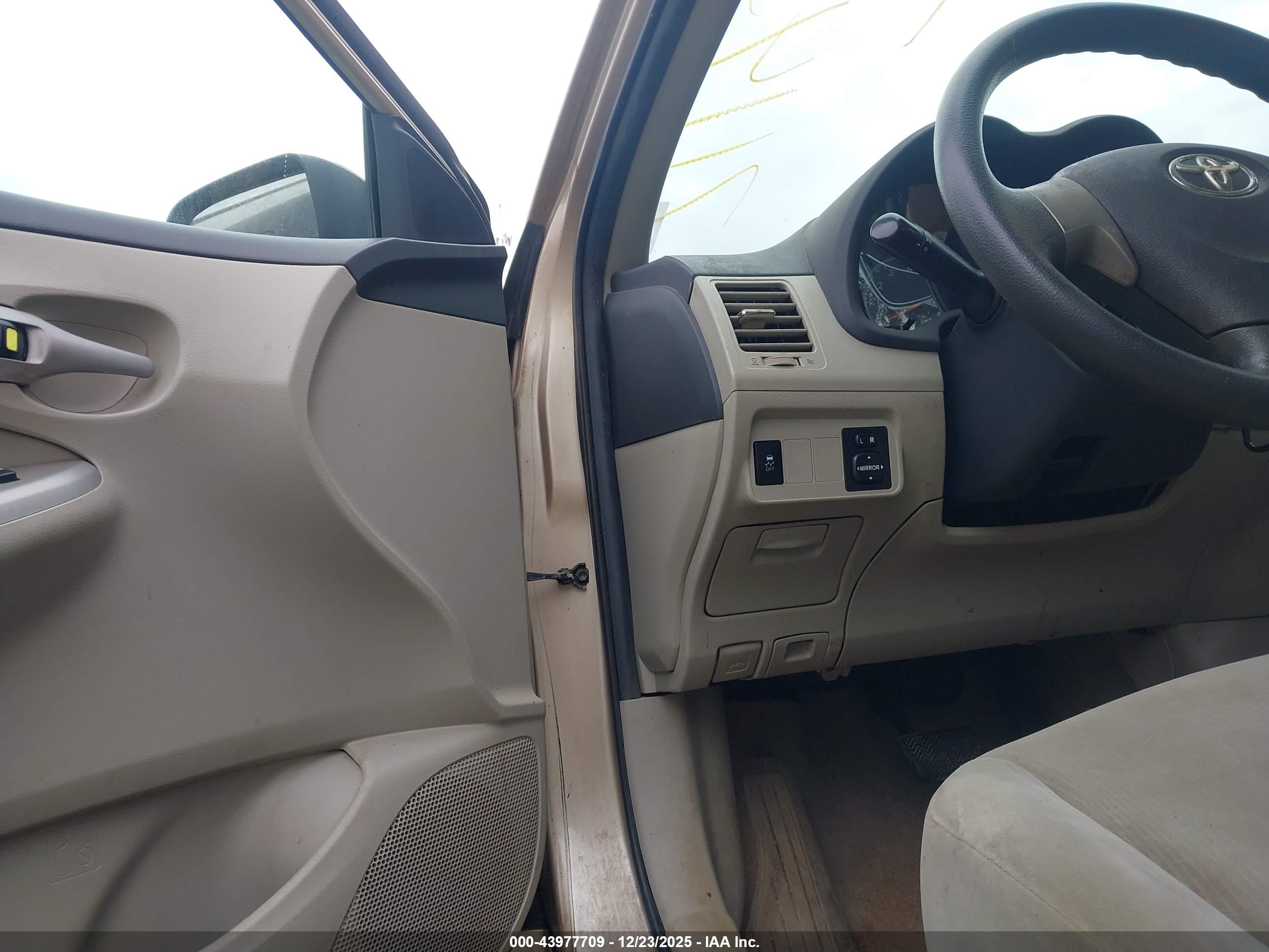 TOYOTA COROLLA image 5