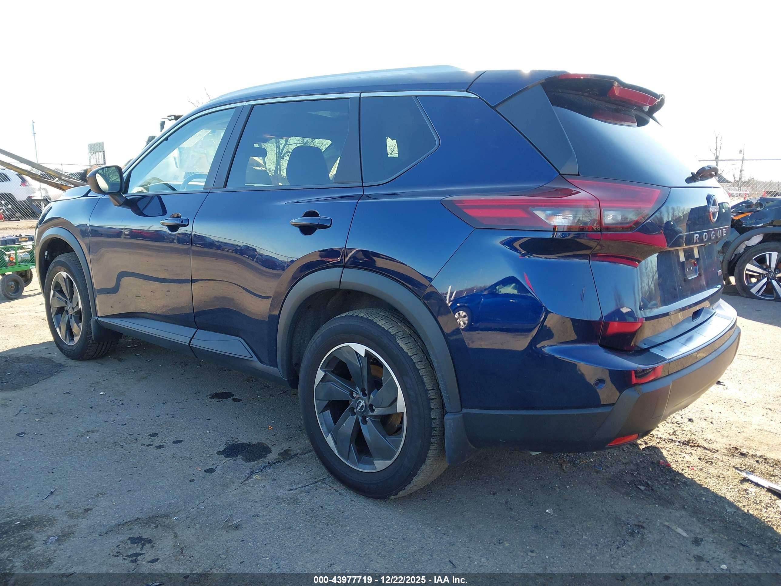 NISSAN ROGUE image 3