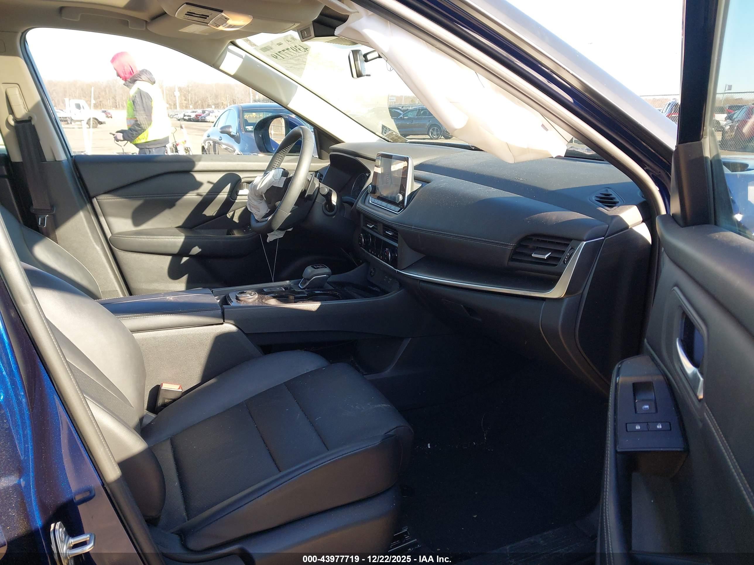 NISSAN ROGUE image 5