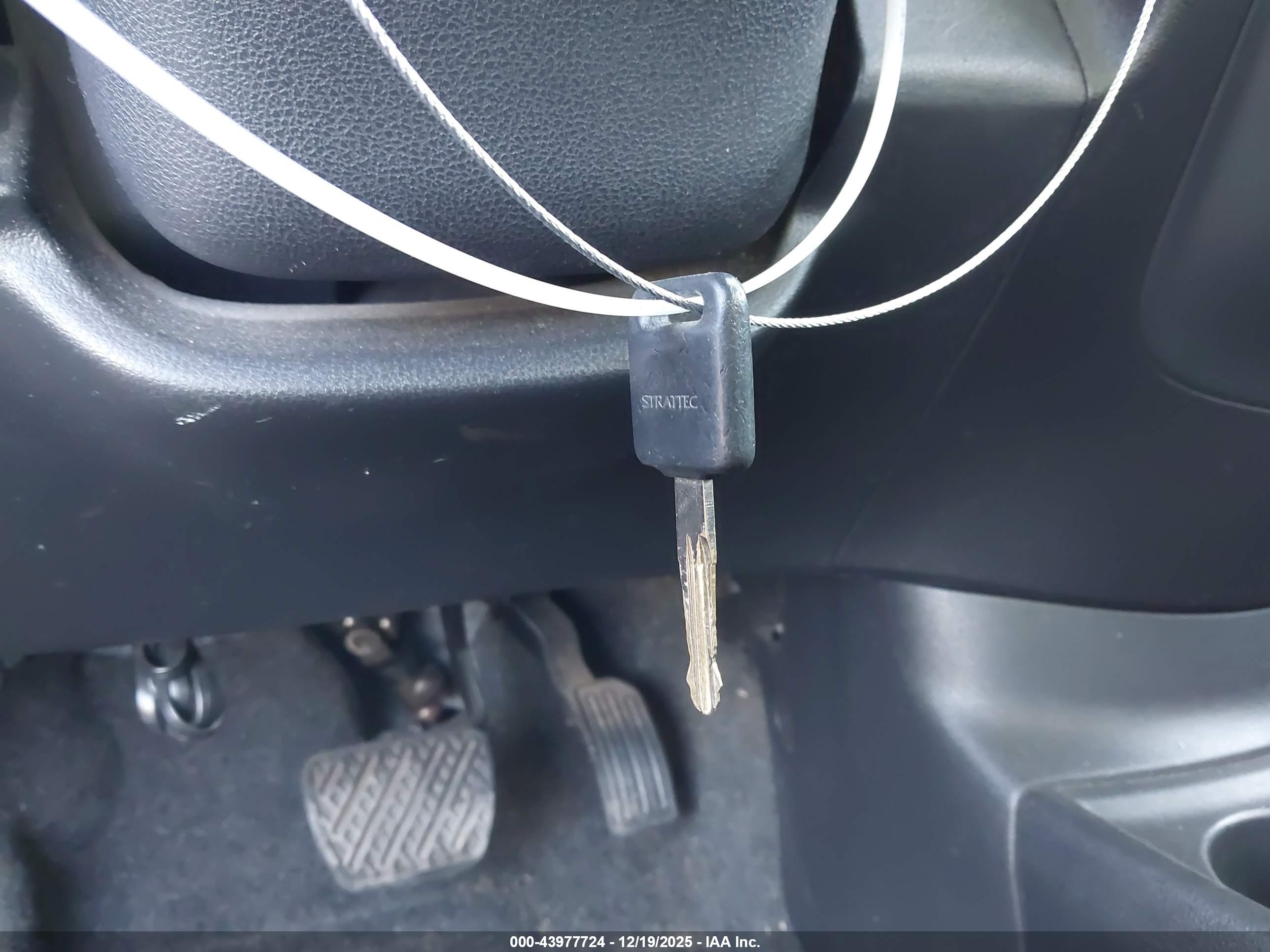 NISSAN VERSA image 11