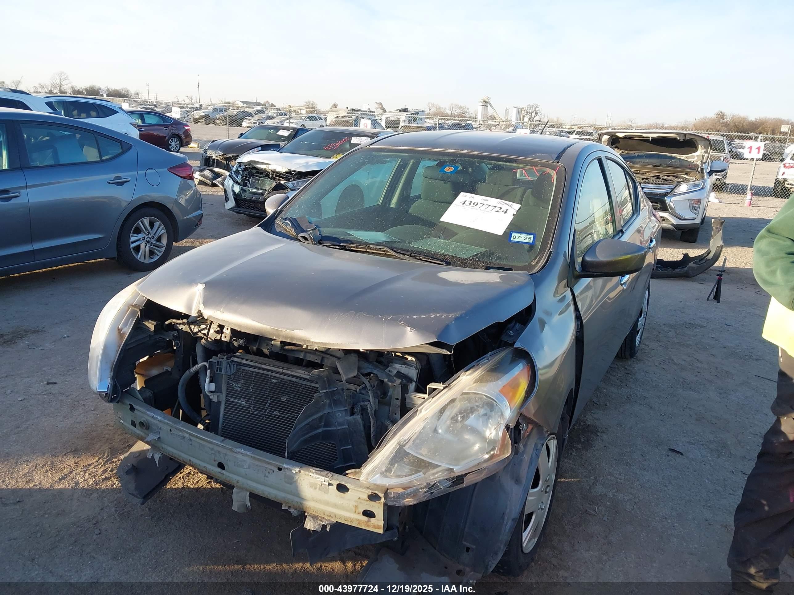 NISSAN VERSA image 2