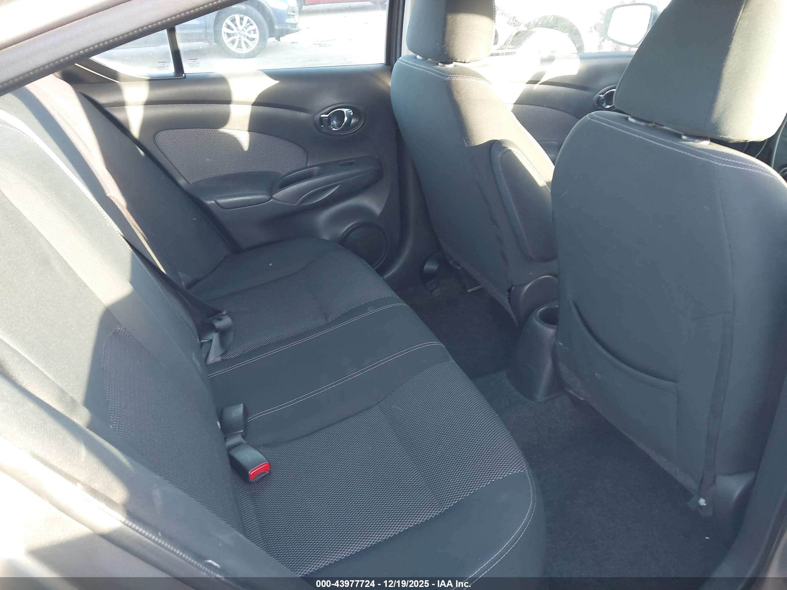NISSAN VERSA image 8
