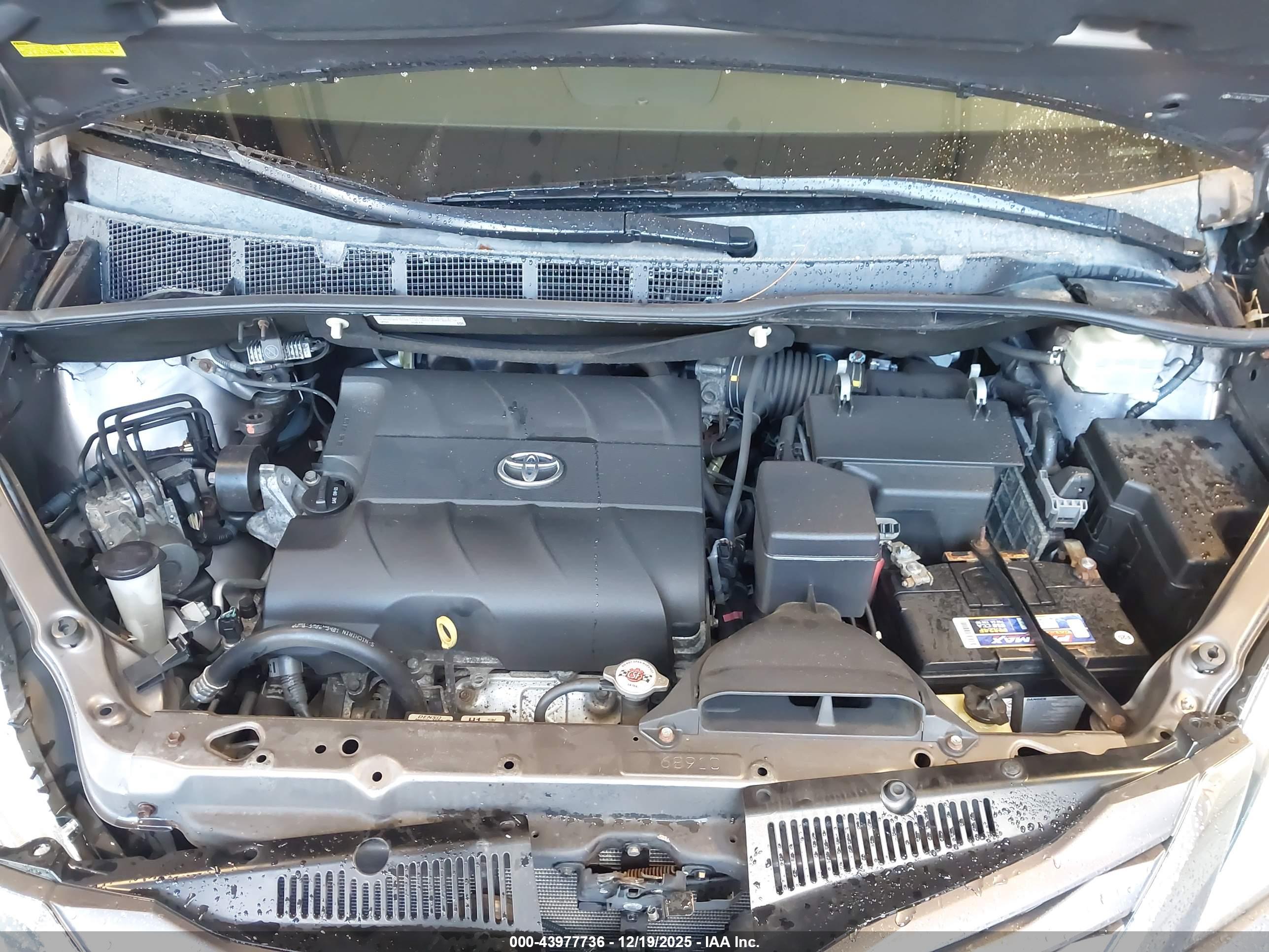 TOYOTA SIENNA image 10