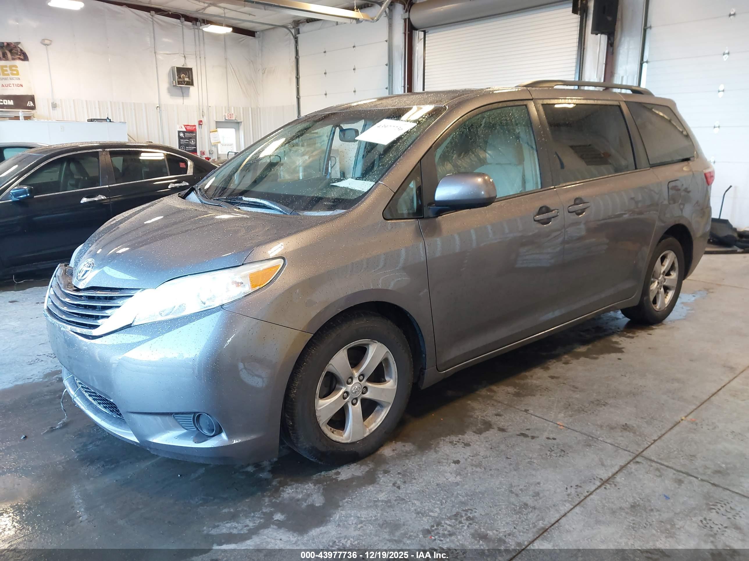TOYOTA SIENNA image 2