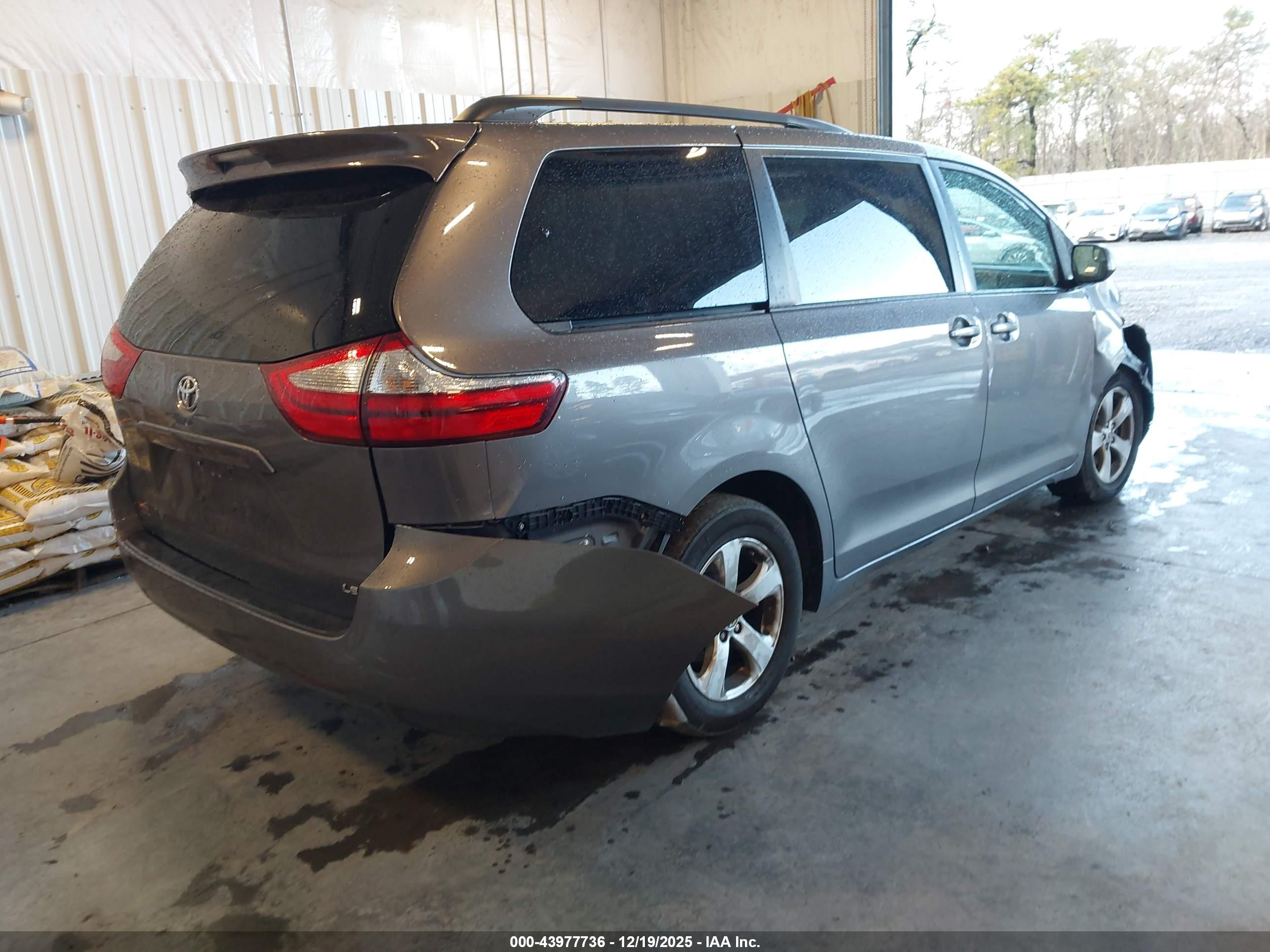 TOYOTA SIENNA image 4