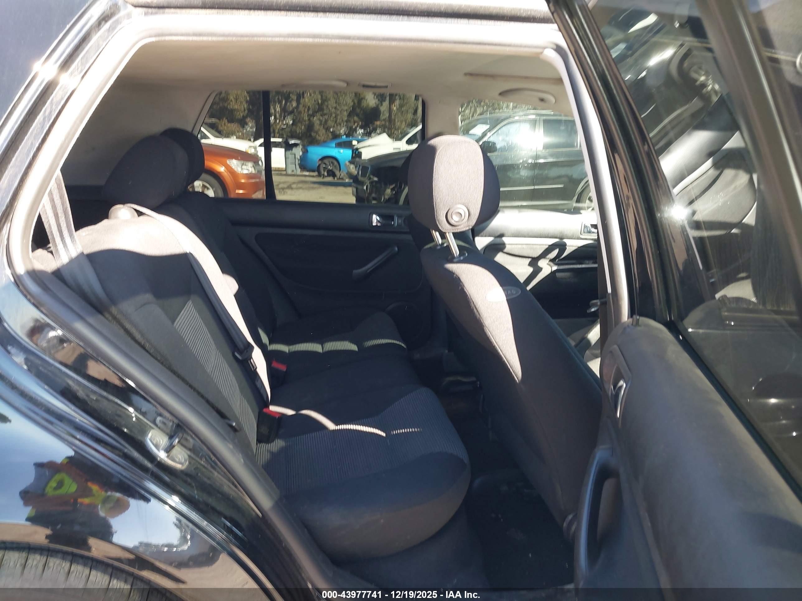 VOLKSWAGEN GOLF image 8