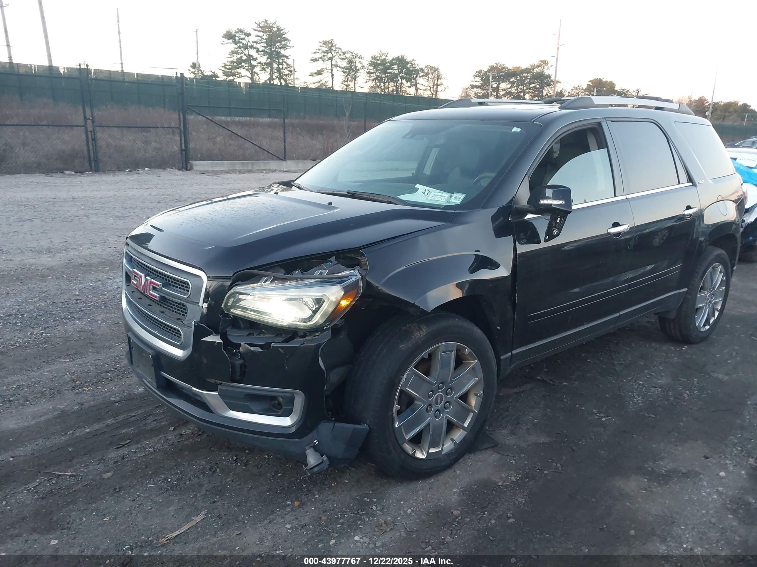 GMC ACADIA image 2