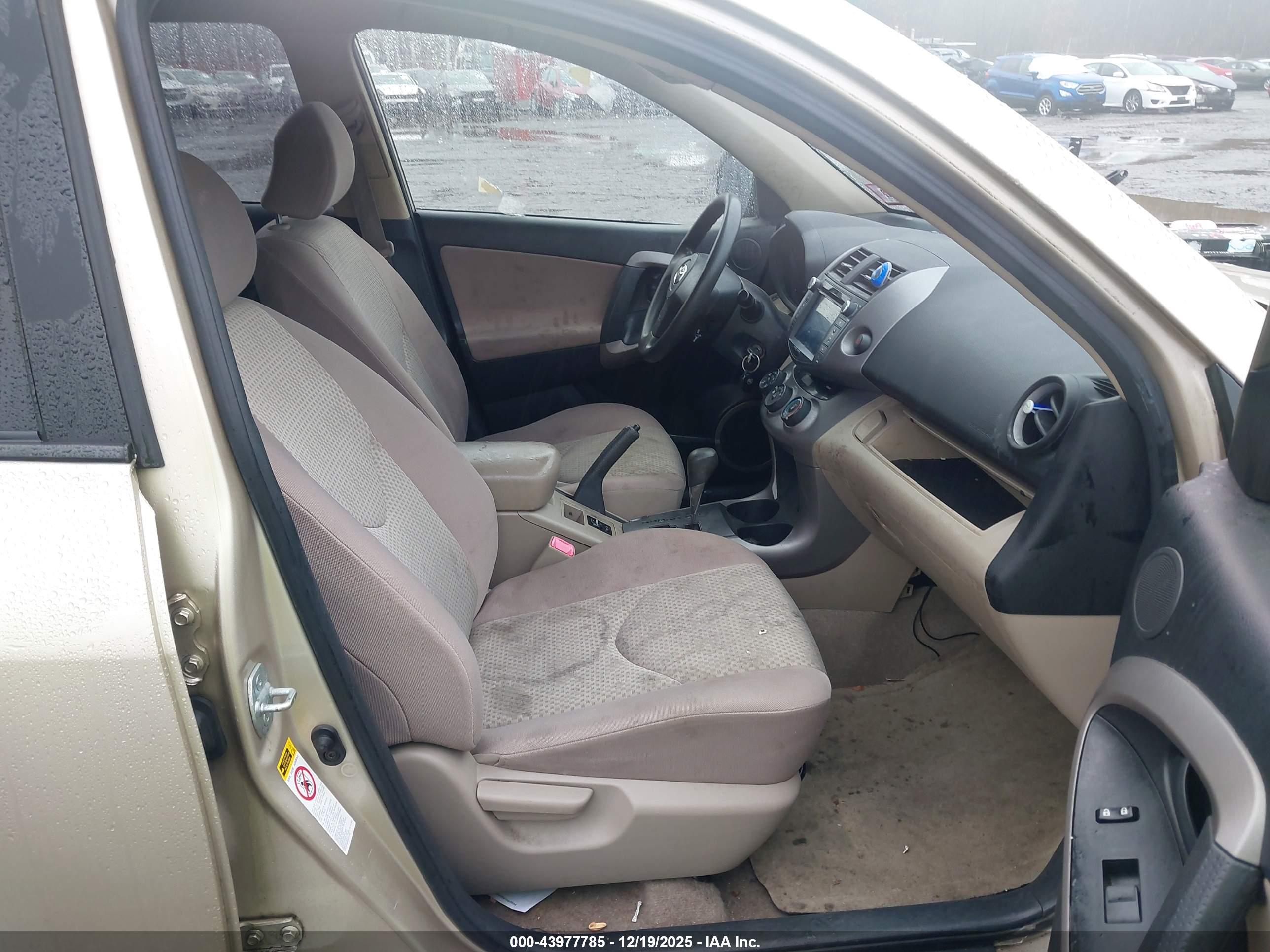 TOYOTA RAV4 image 5